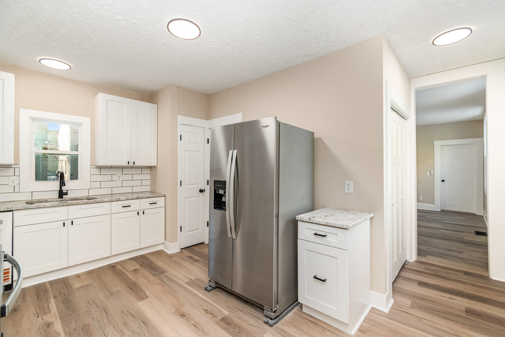 209 E 10th Street Property Photo 5