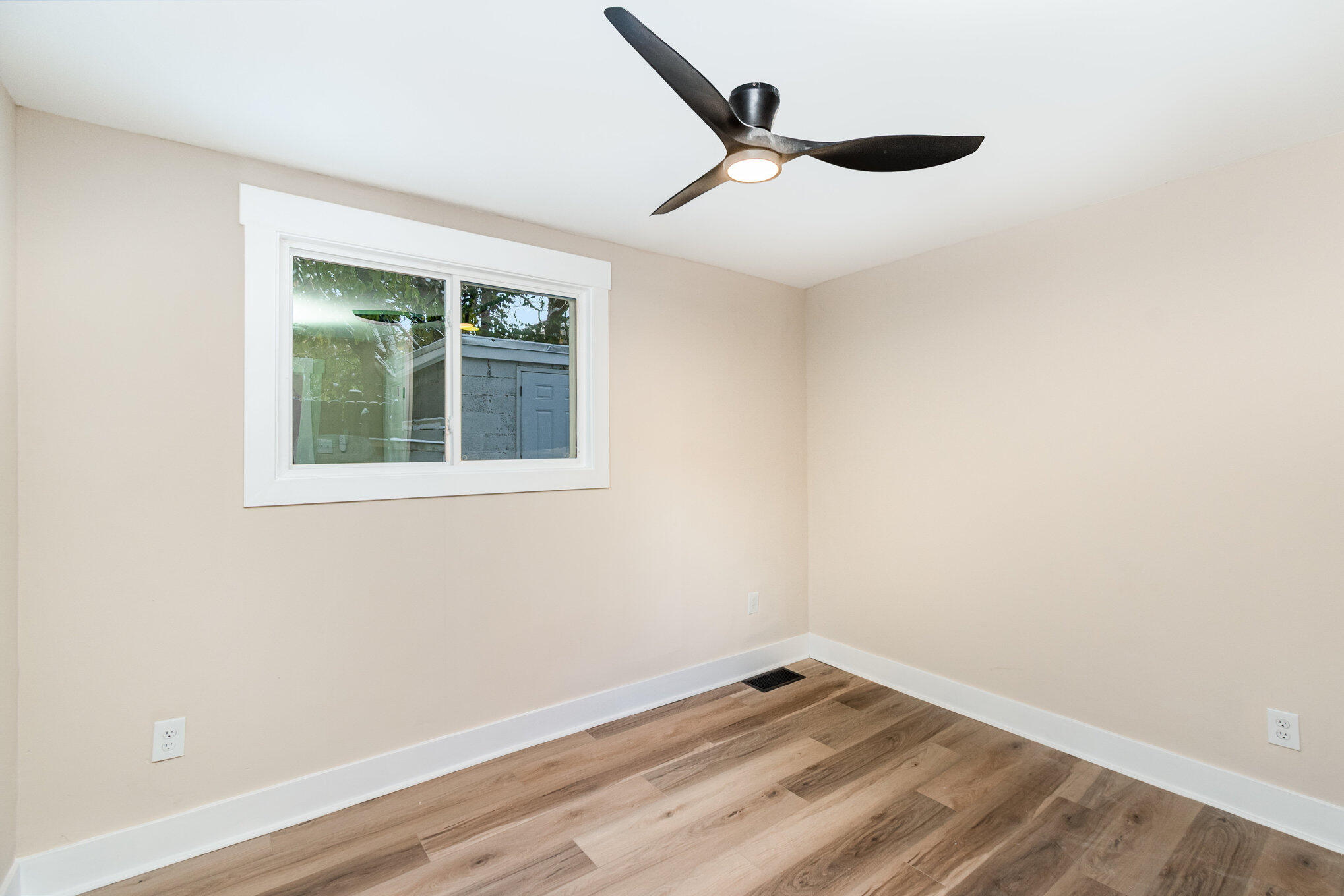 209 E 10th Street Property Photo 10