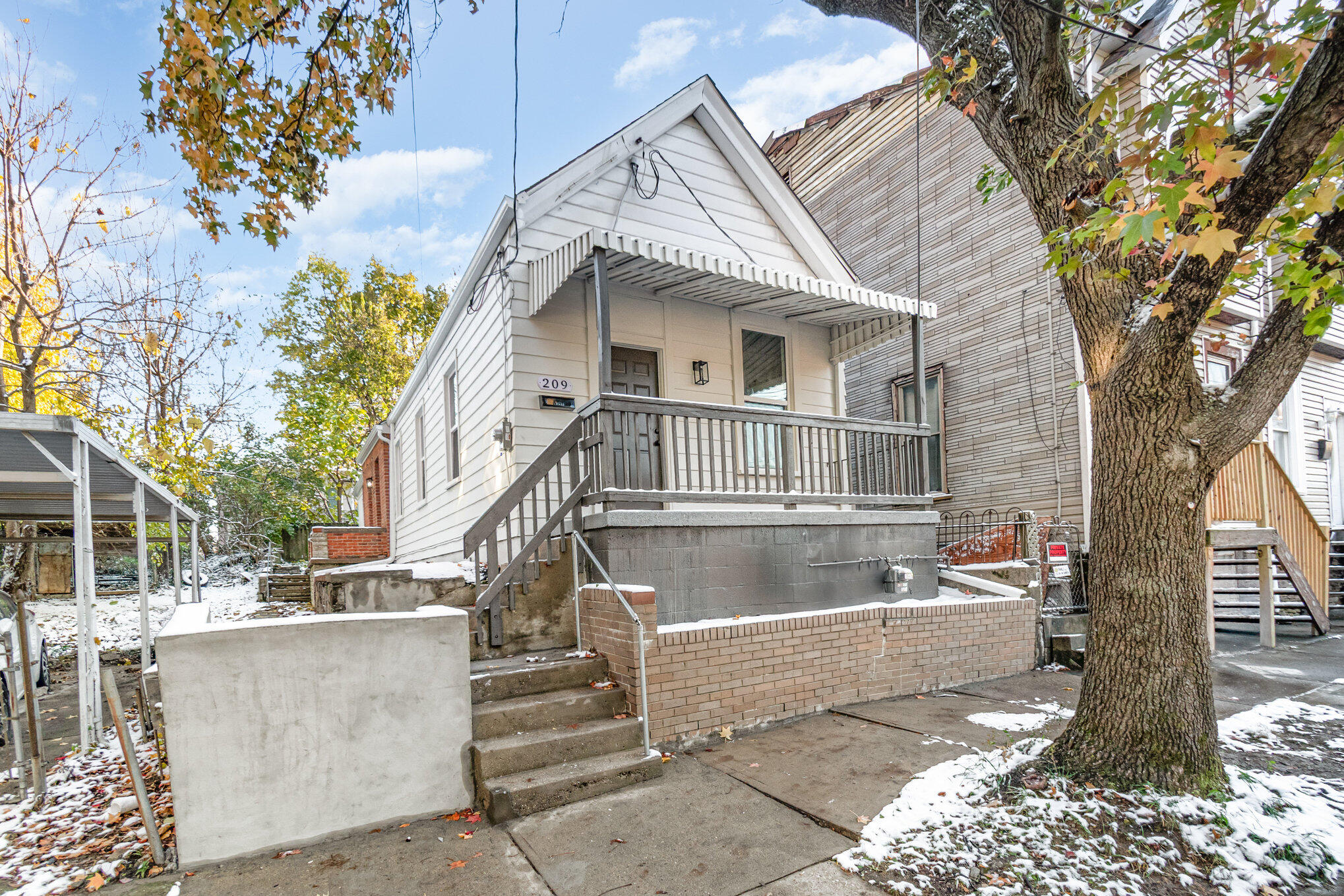 209 E 10th Street Property Photo 16