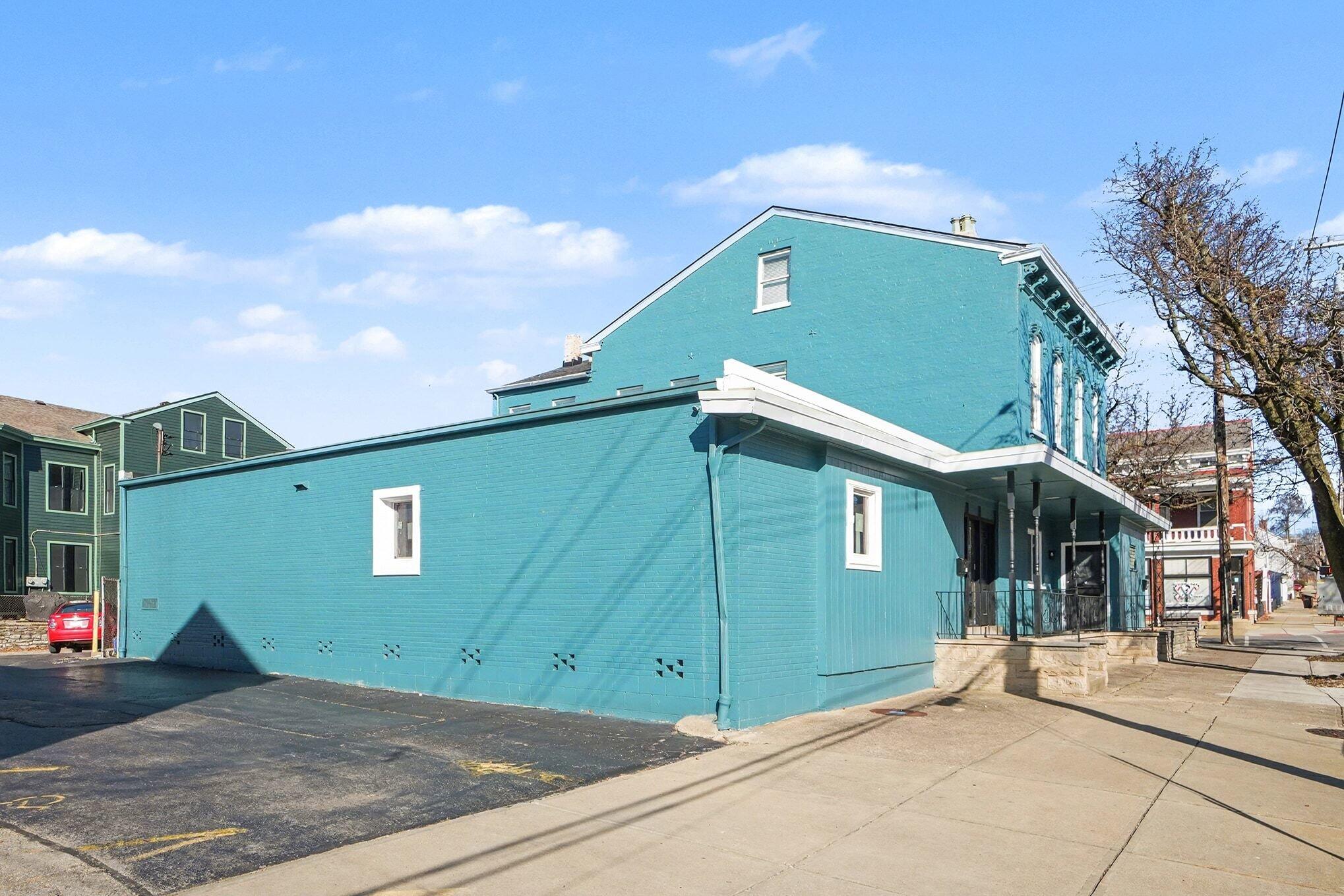 241 E 10th Street Property Photo 4