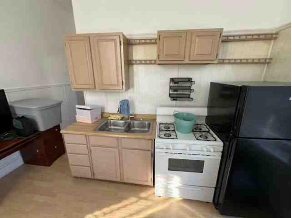 241 E 10th Street Property Photo 16