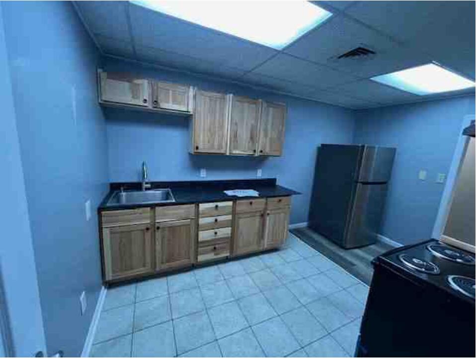 241 E 10th Street Property Photo 20