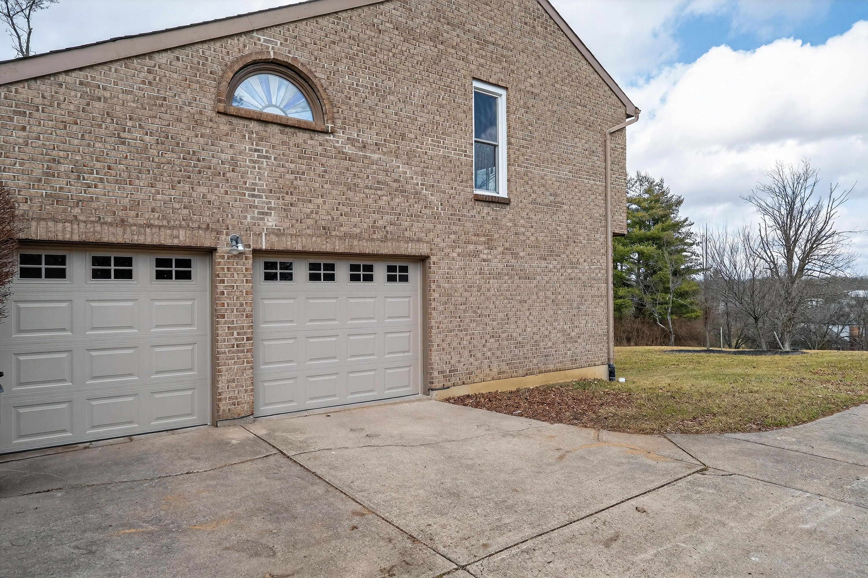 9754 Windsor Way Property Photo 5