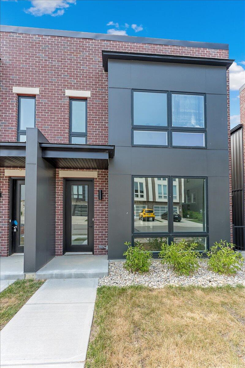 105 W 13th Street, 10 Property Photo 2