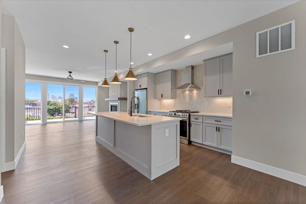 105 W 13th Street, 10 Property Photo 6