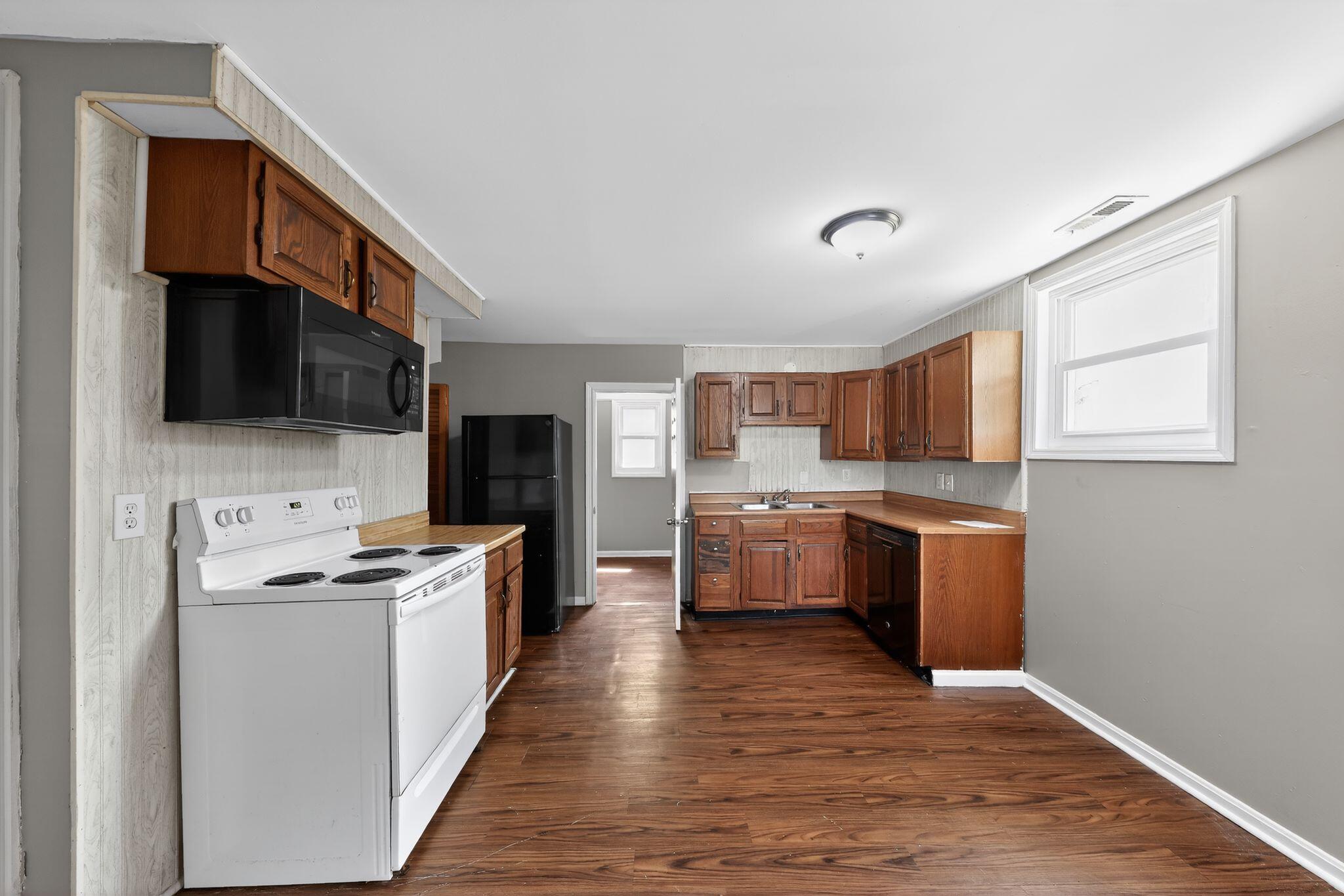 121 E 33rd Street Property Photo 15