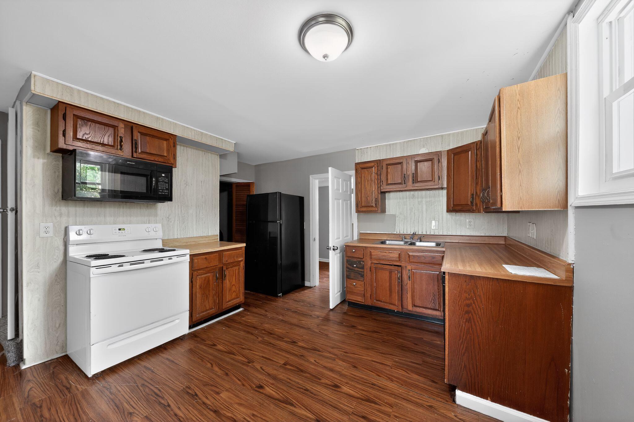121 E 33rd Street Property Photo 17