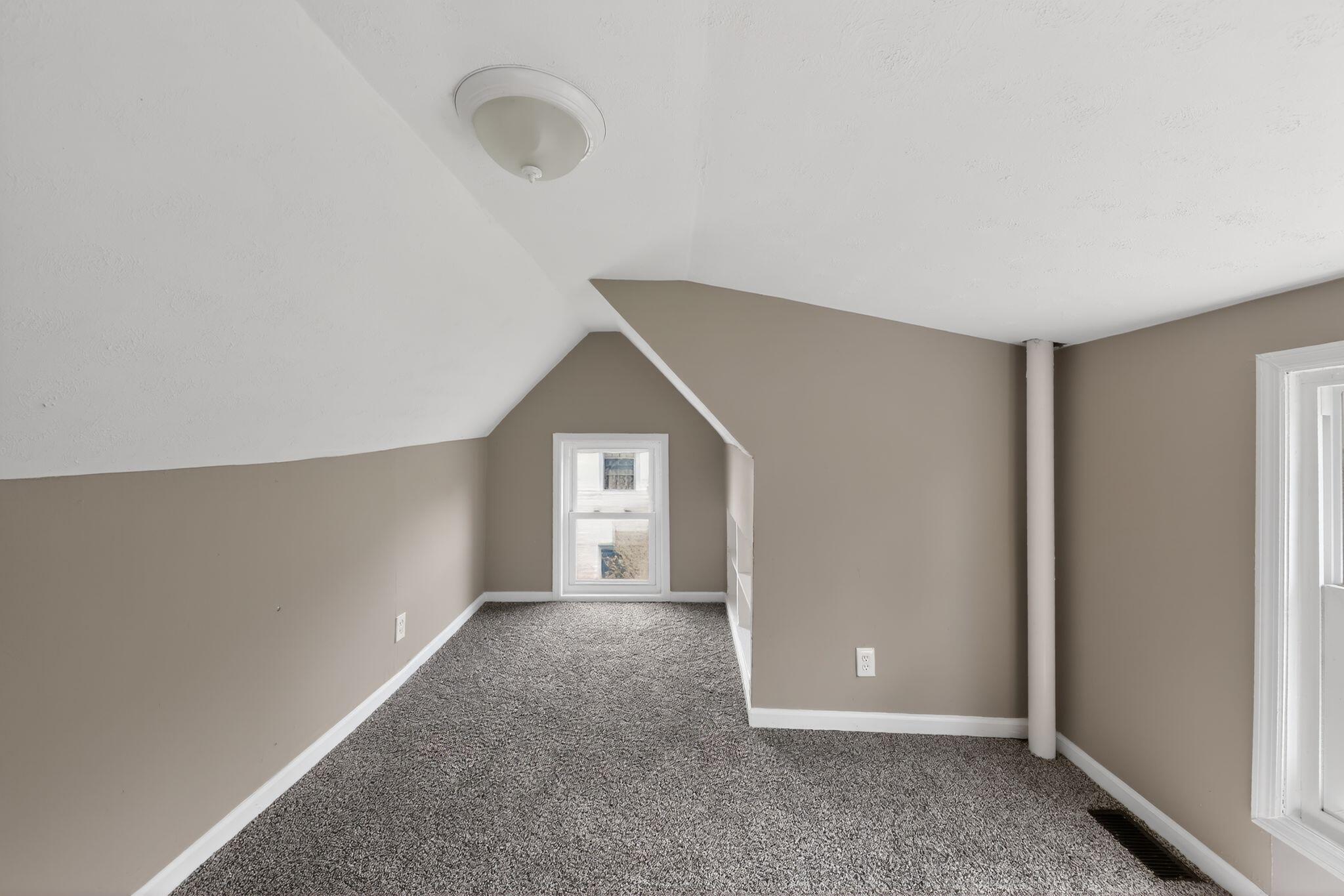 121 E 33rd Street Property Photo 24