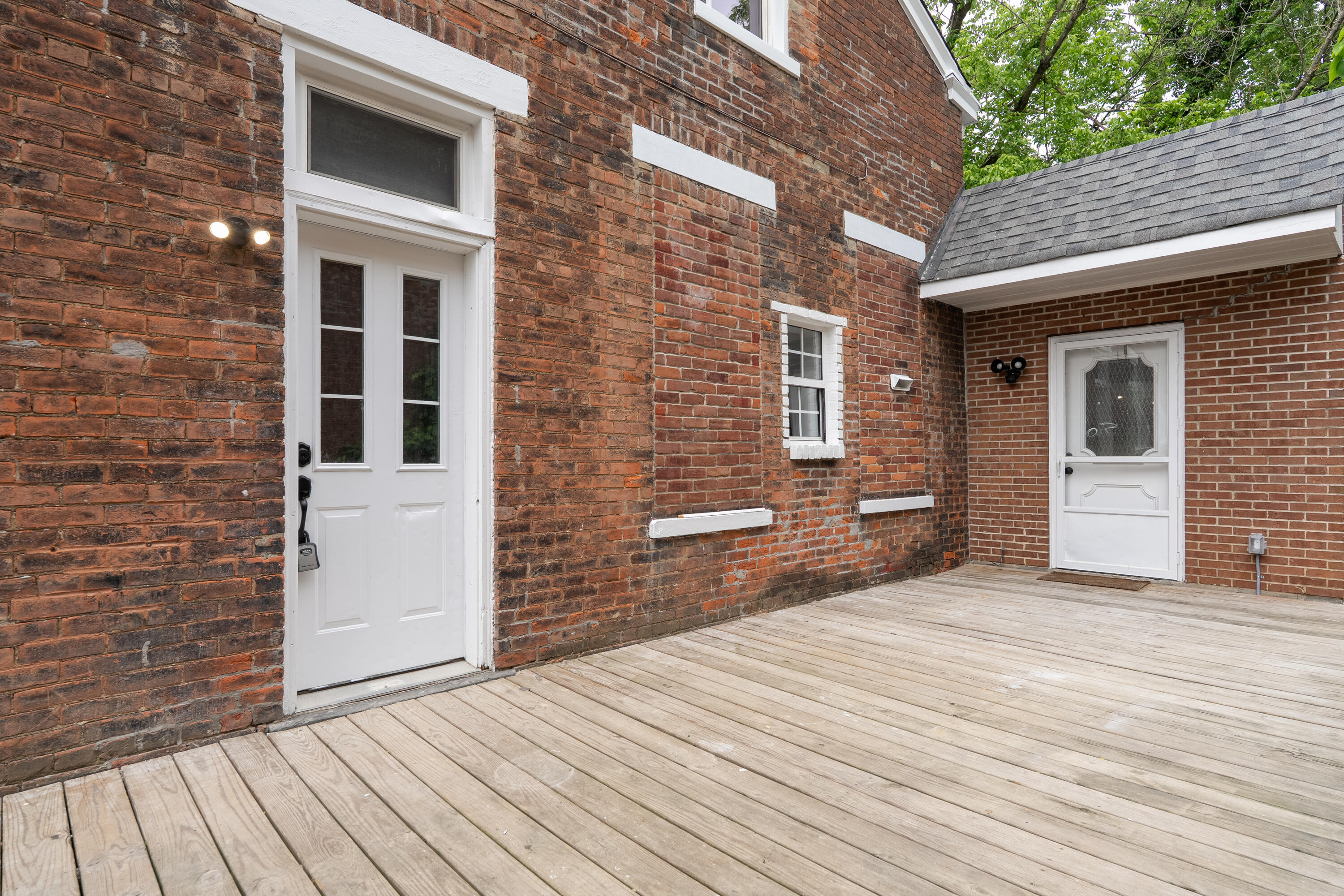 728 W 9th Street Property Photo 4