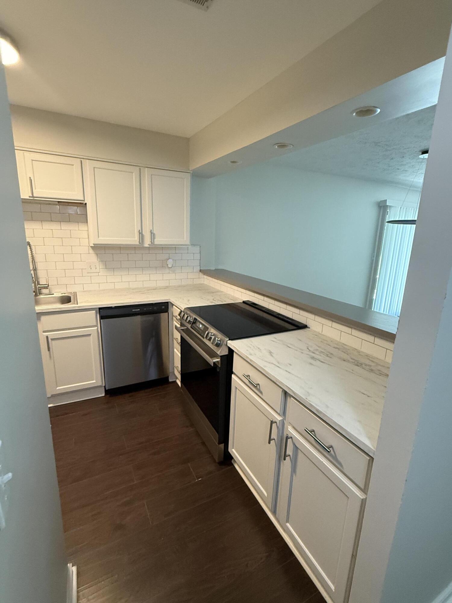 111 Winding Way, L Property Photo 9