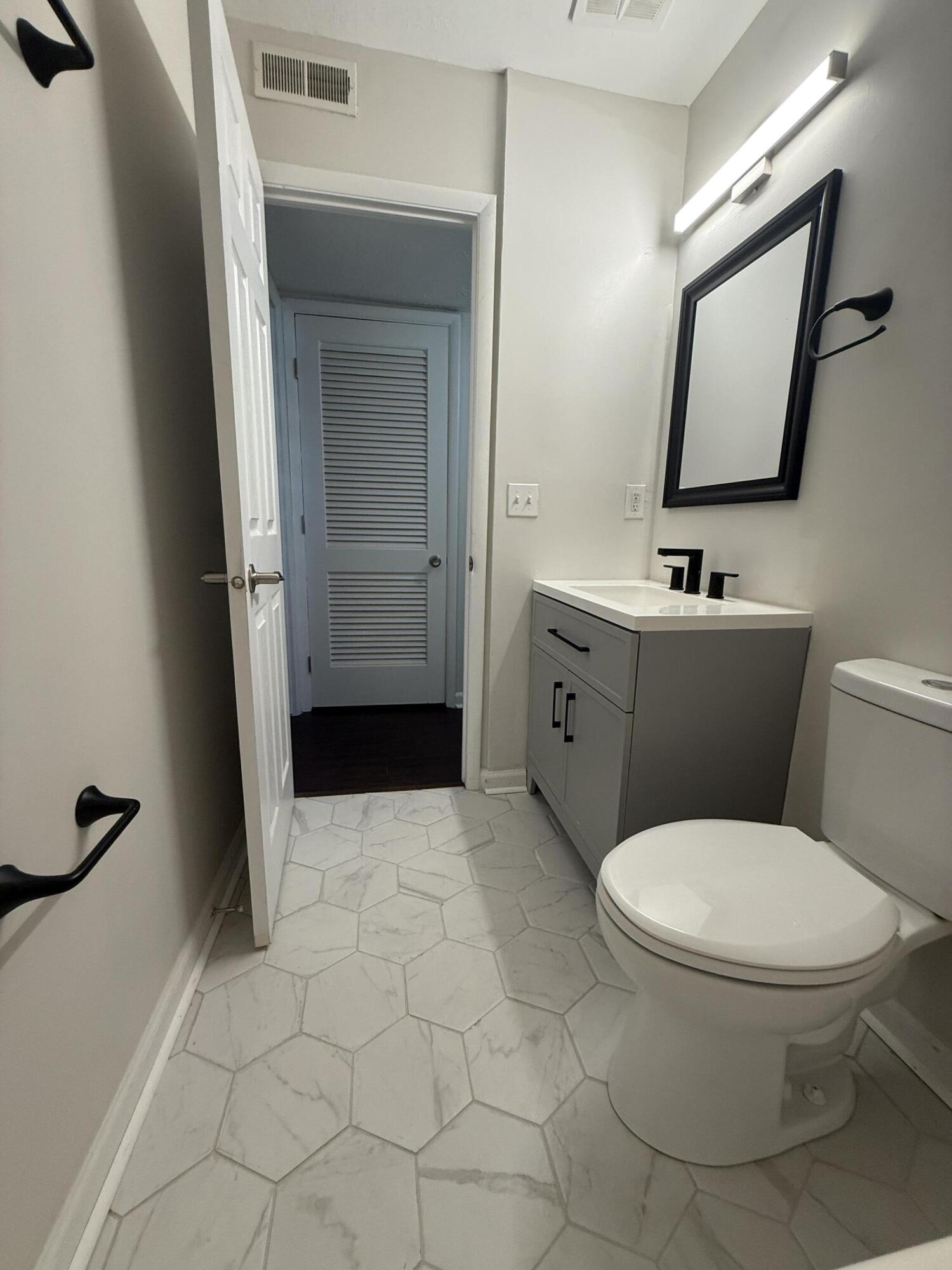 111 Winding Way, L Property Photo 14