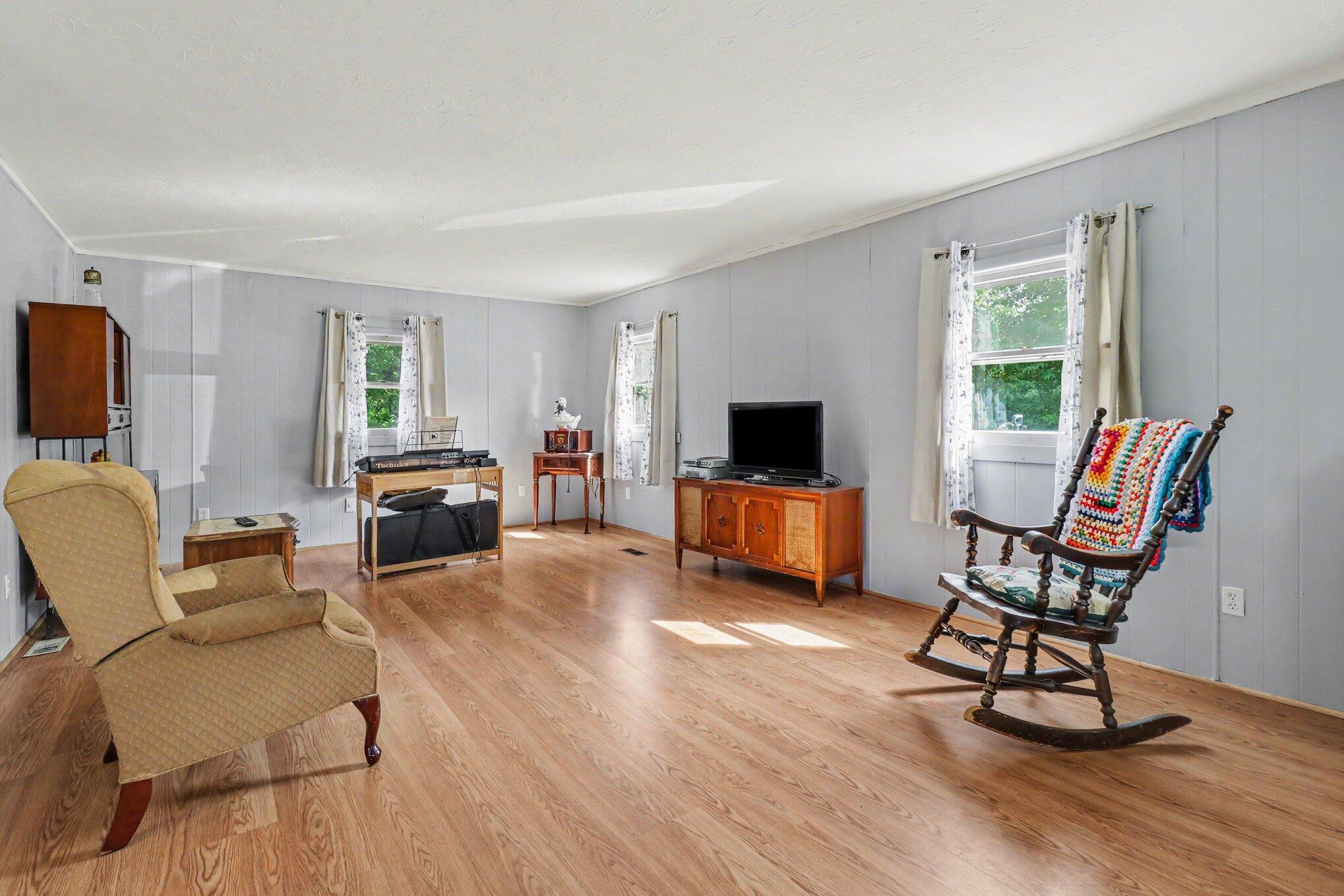 2976 Senour Road Property Photo 3