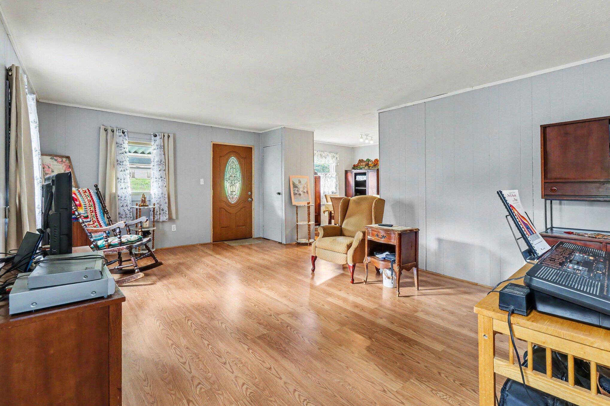 2976 Senour Road Property Photo 4