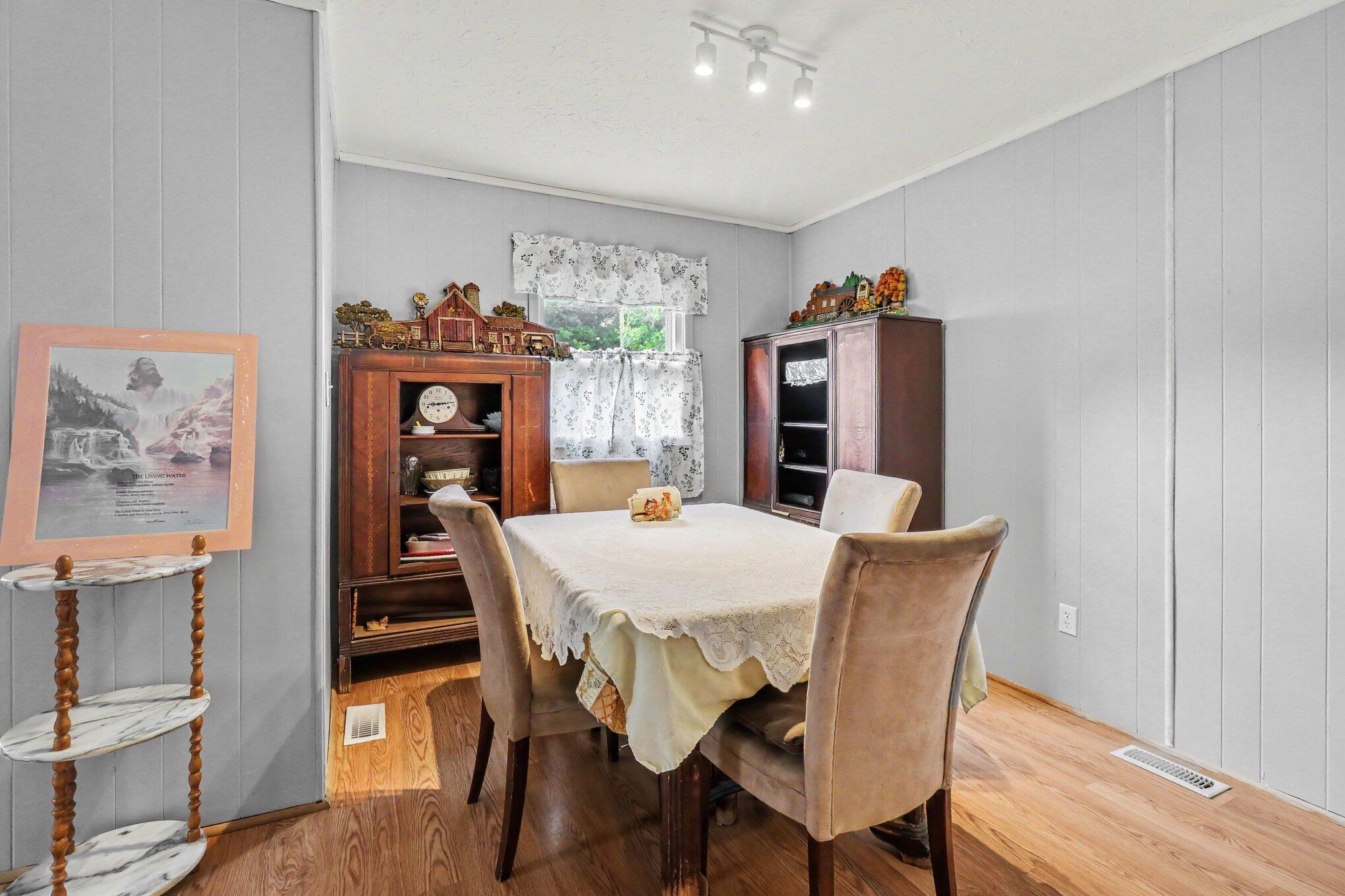 2976 Senour Road Property Photo 5