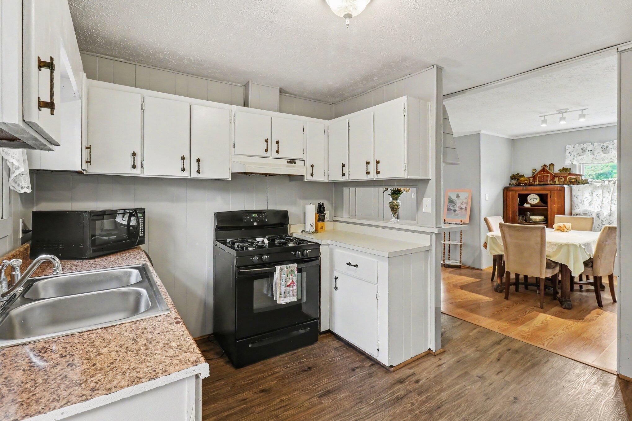2976 Senour Road Property Photo 8