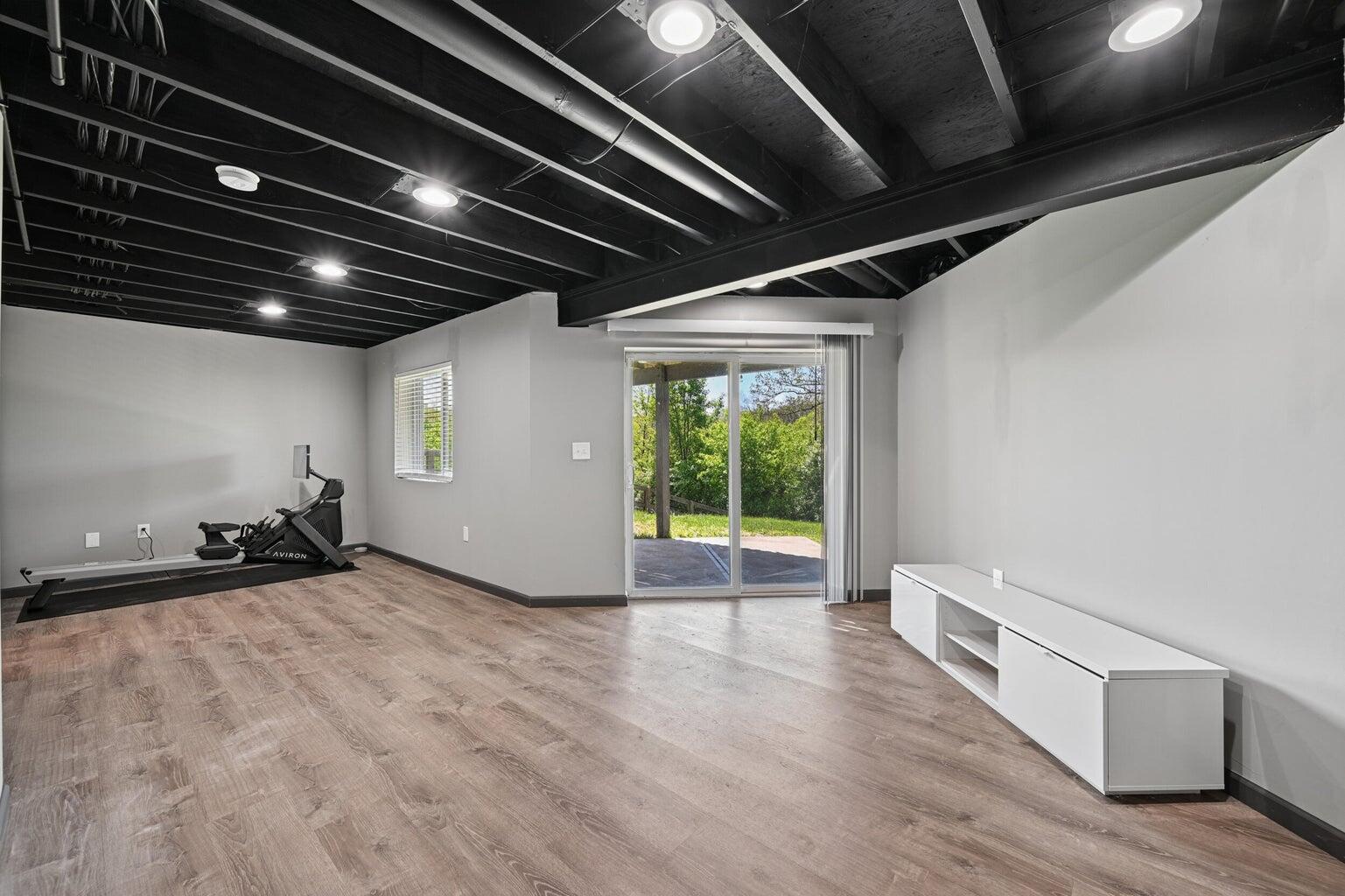 10133 Meadow Glen Drive Property Photo 11