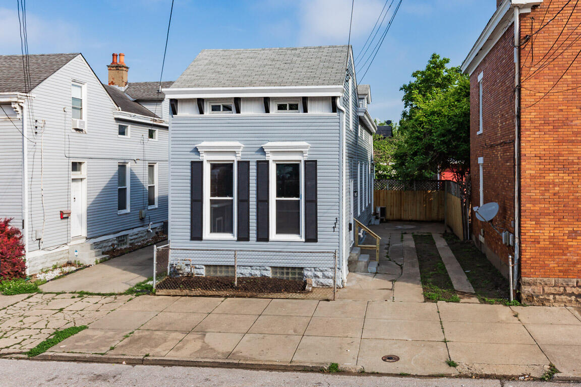 111 W 10th Street Property Photo 1