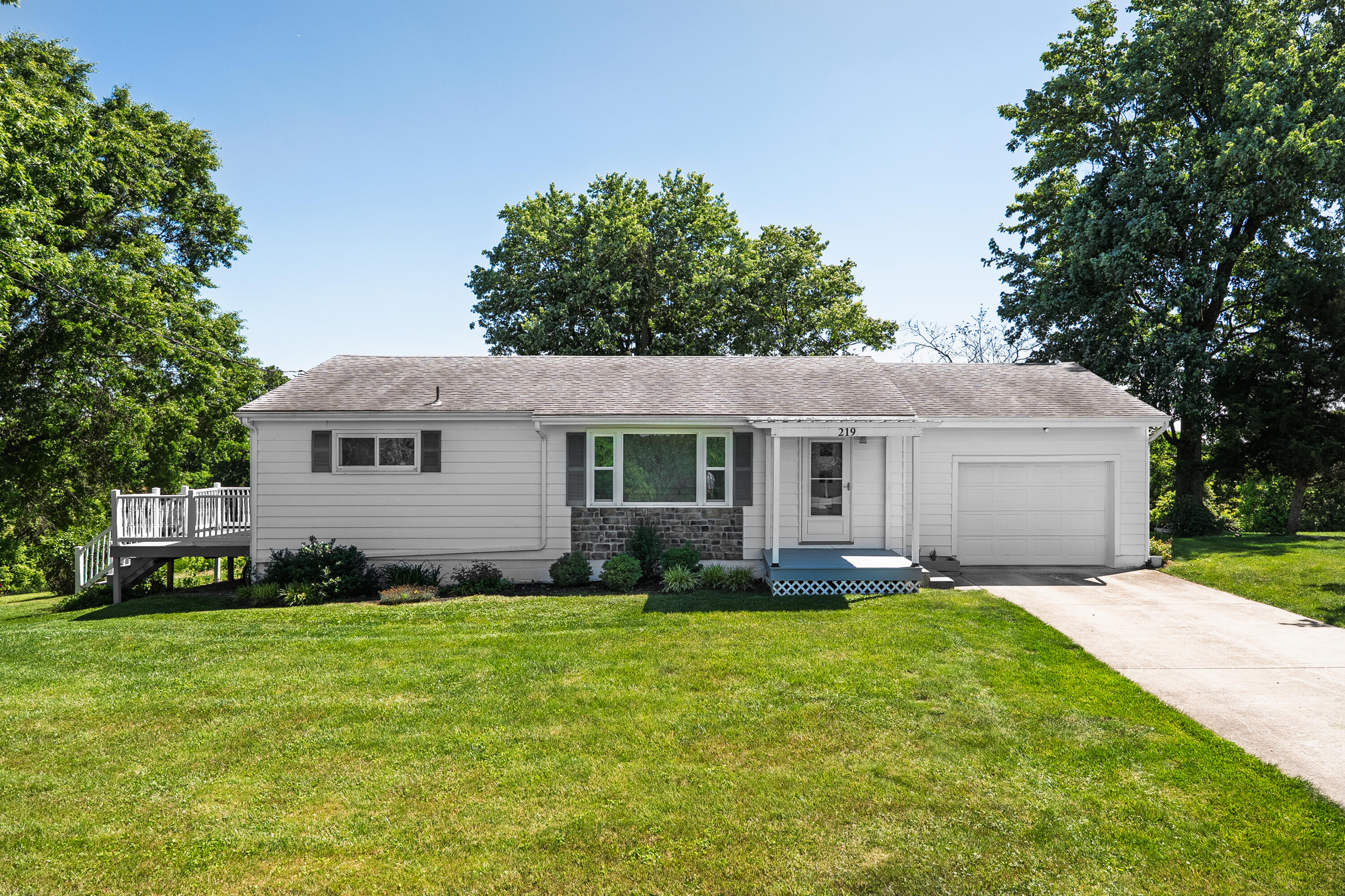 219 Sunset Drive Property Photo 1