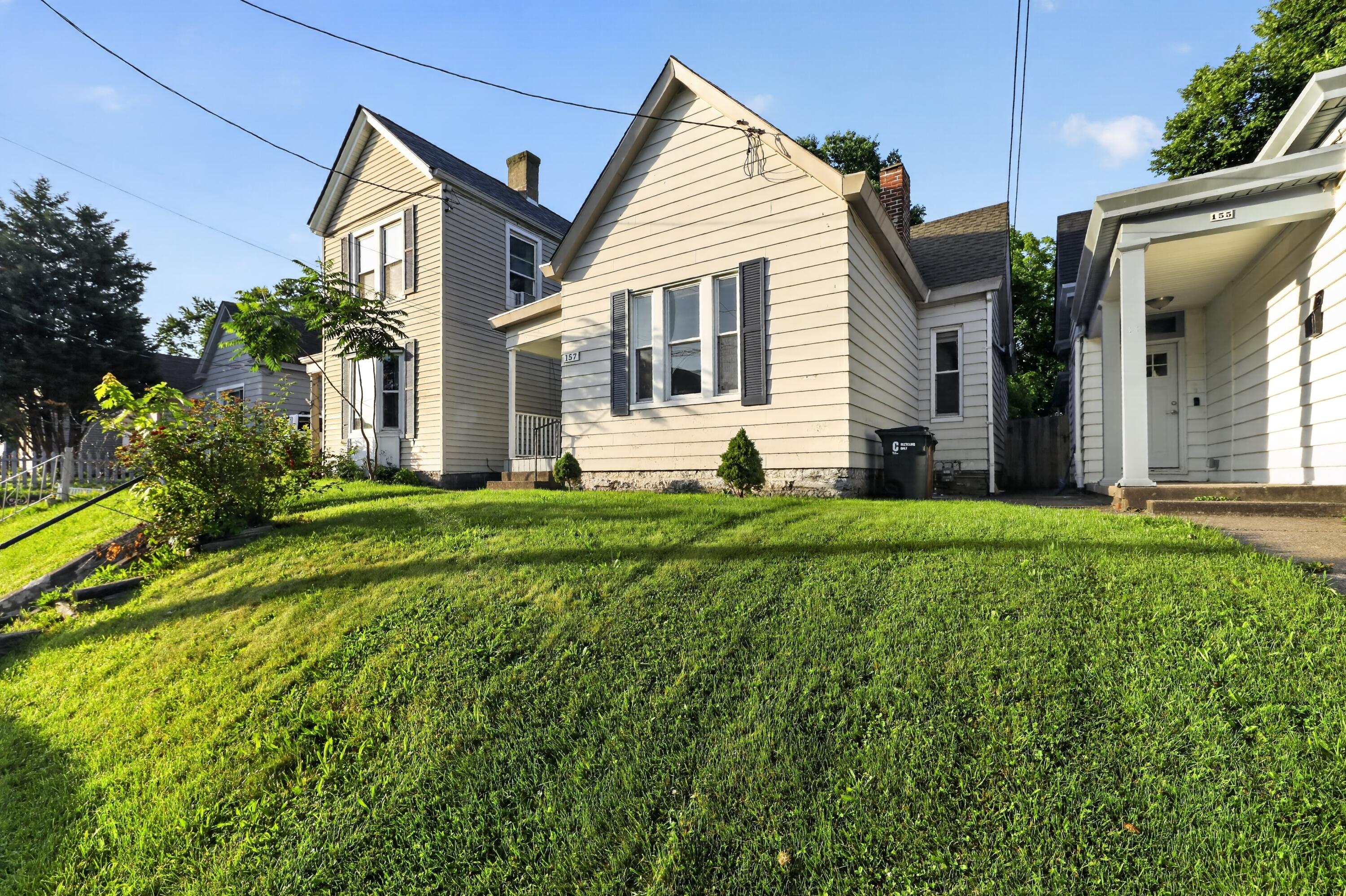 157 E 42nd Street Property Photo 1