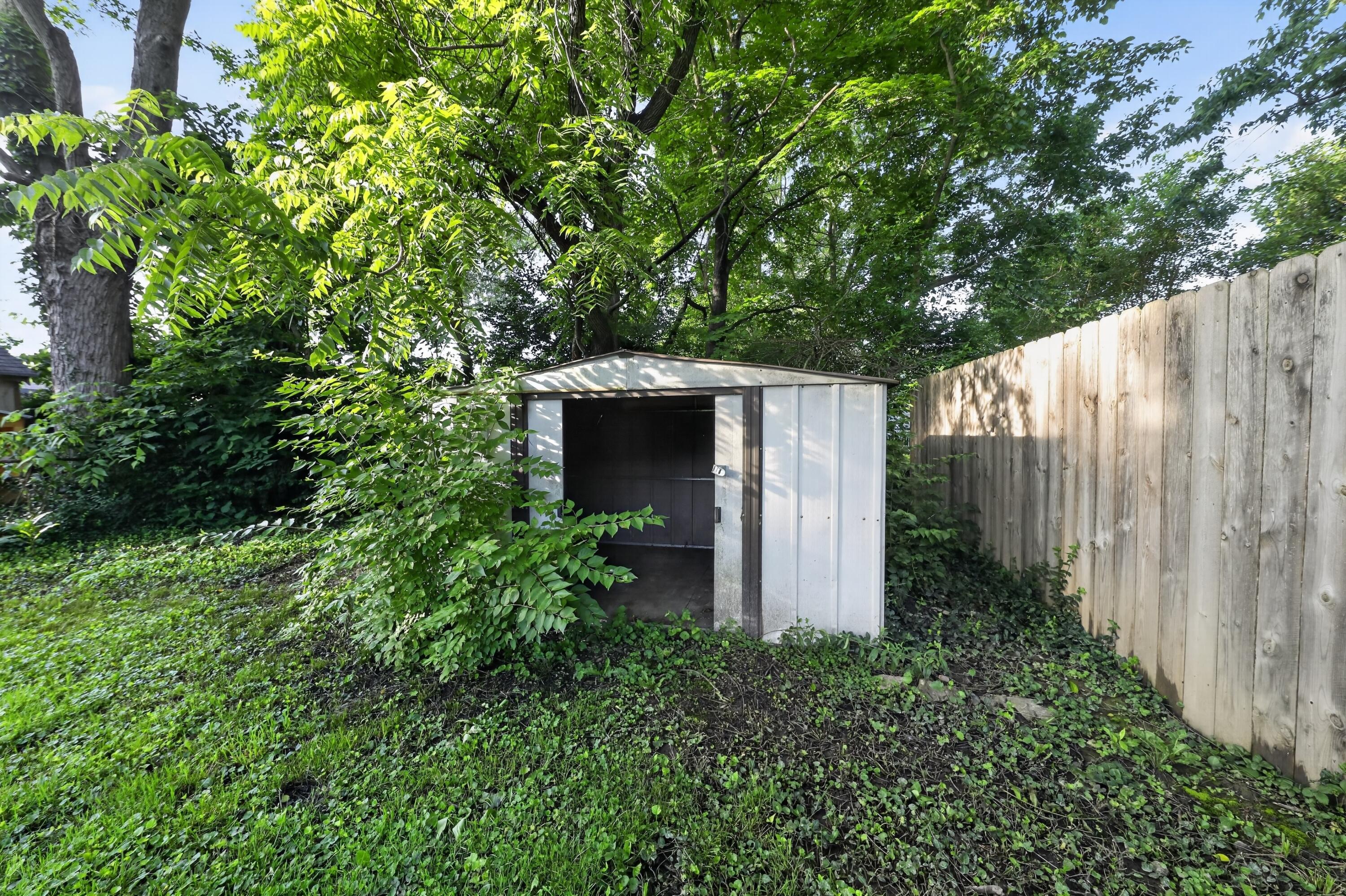 157 E 42nd Street Property Photo 3