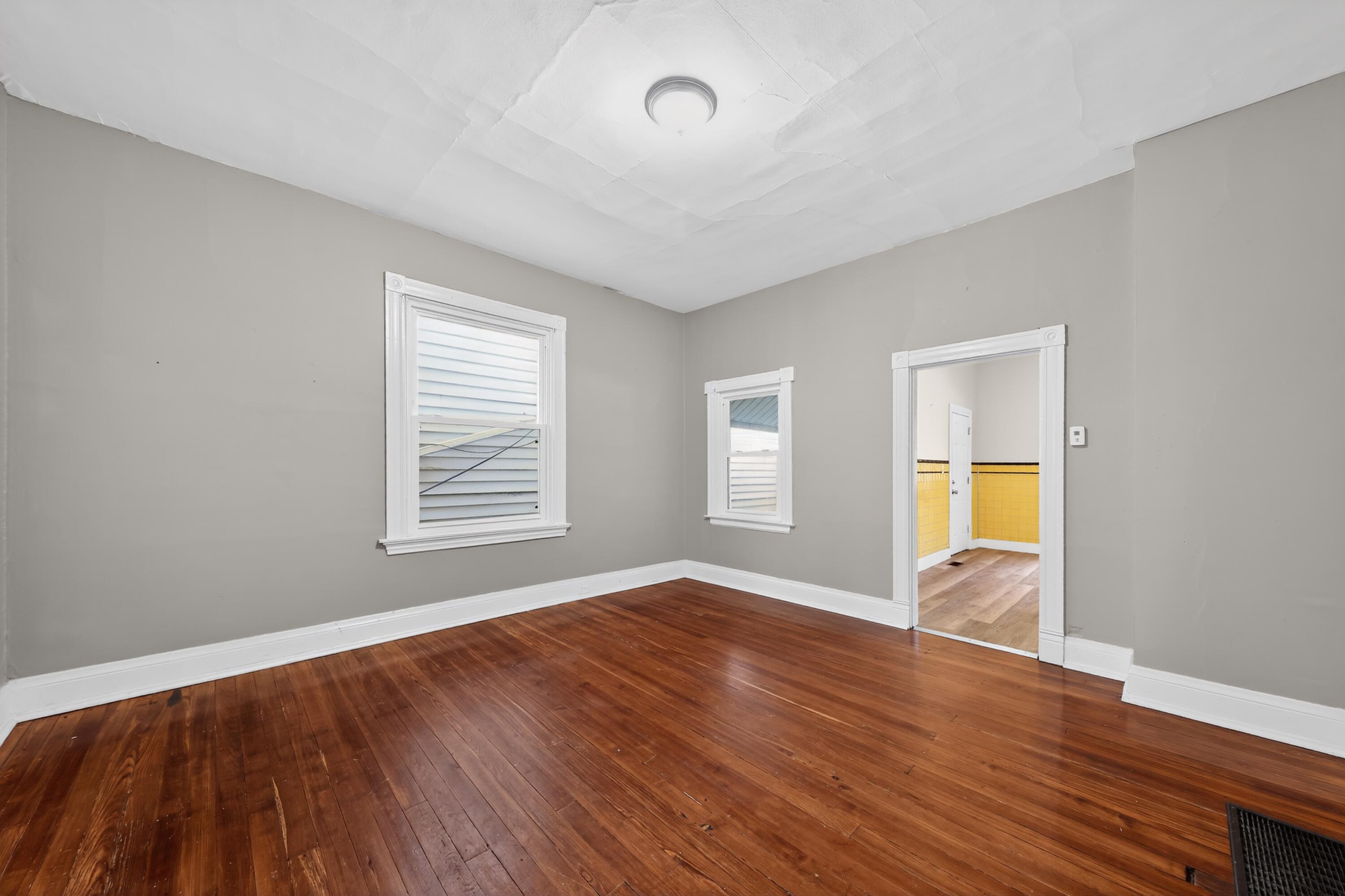 157 E 42nd Street Property Photo 8