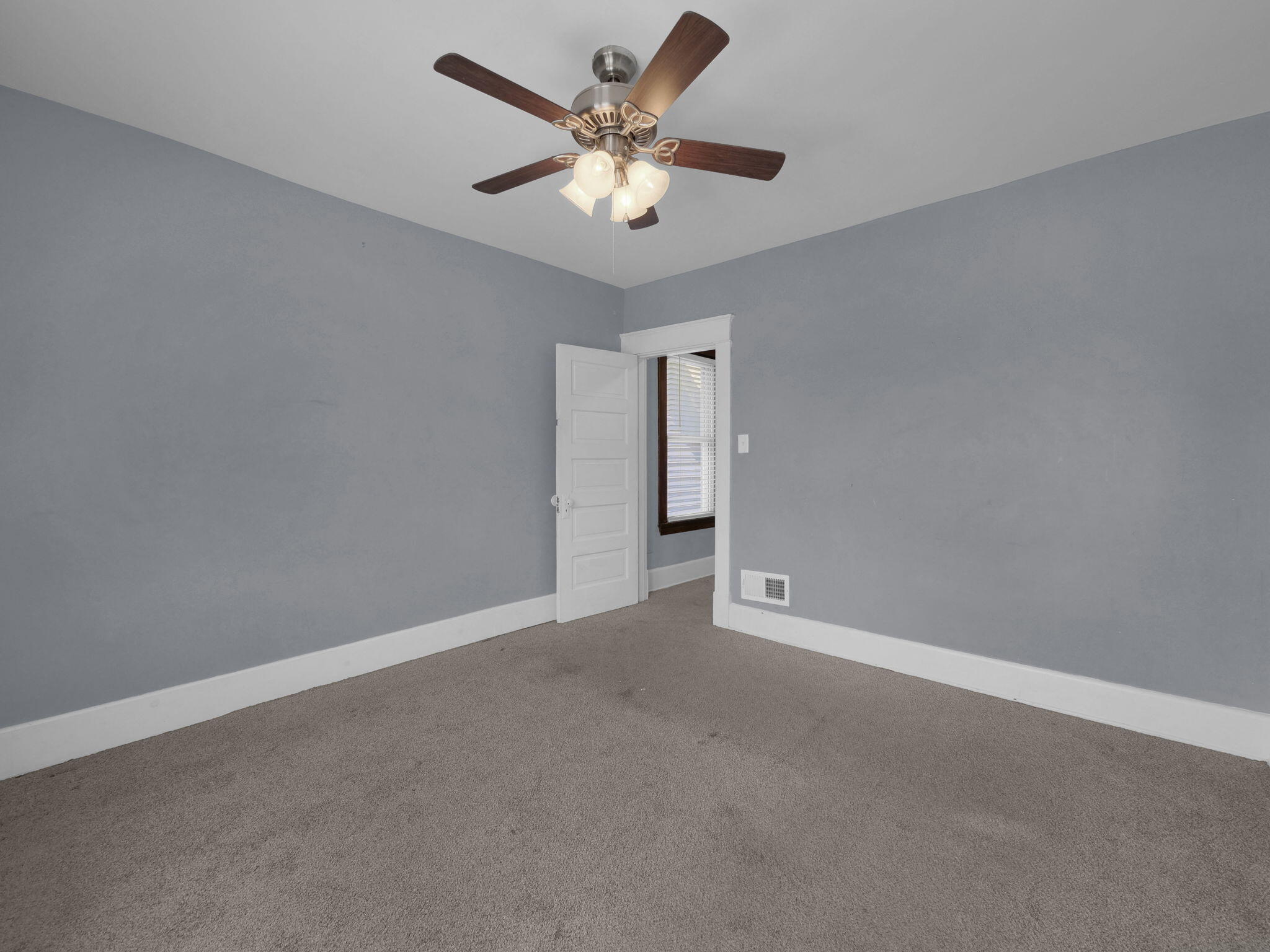166 E 42nd Street Property Photo 16