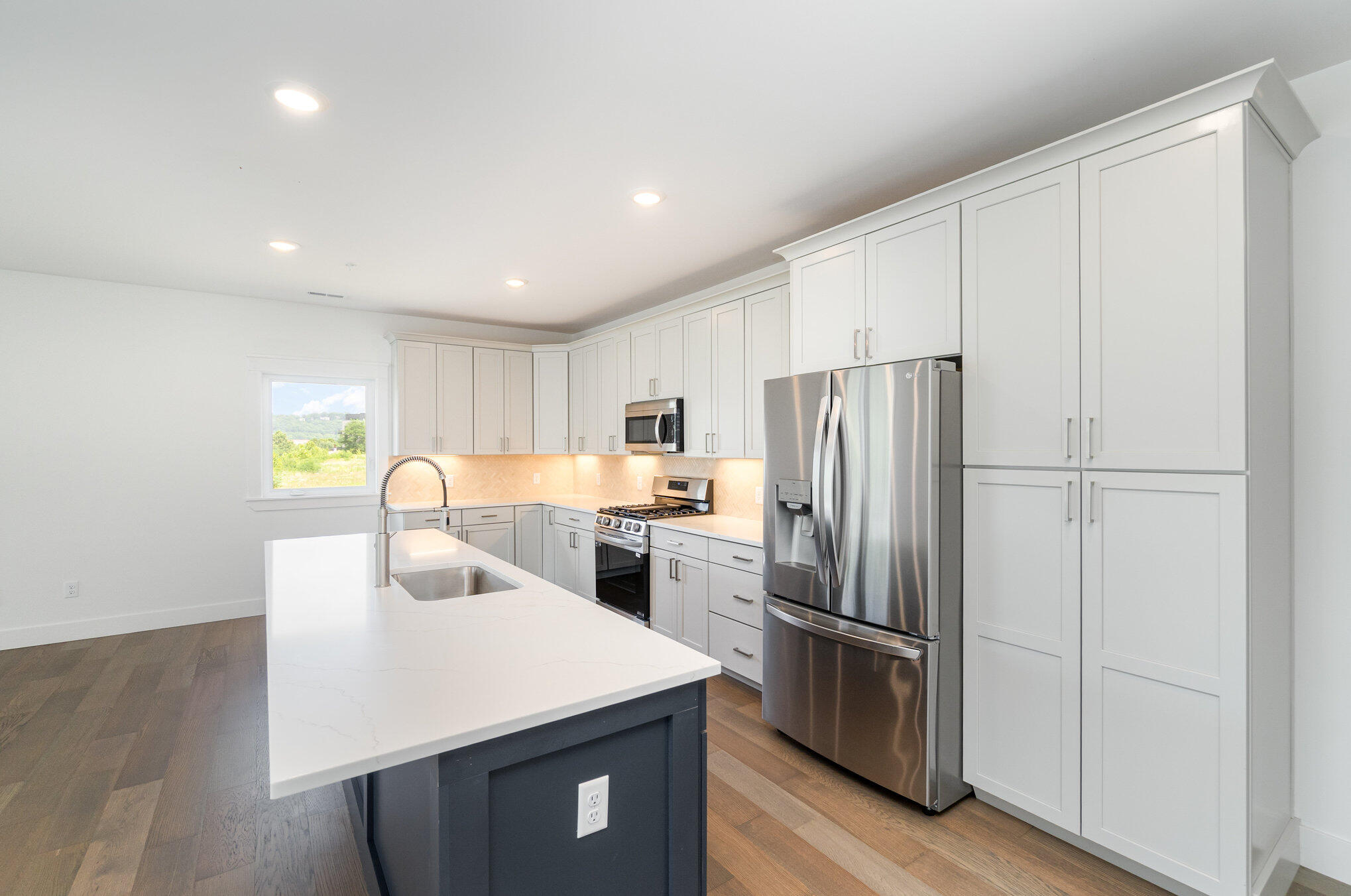 617 Manhattan Boulevard, 204 Property Photo 8