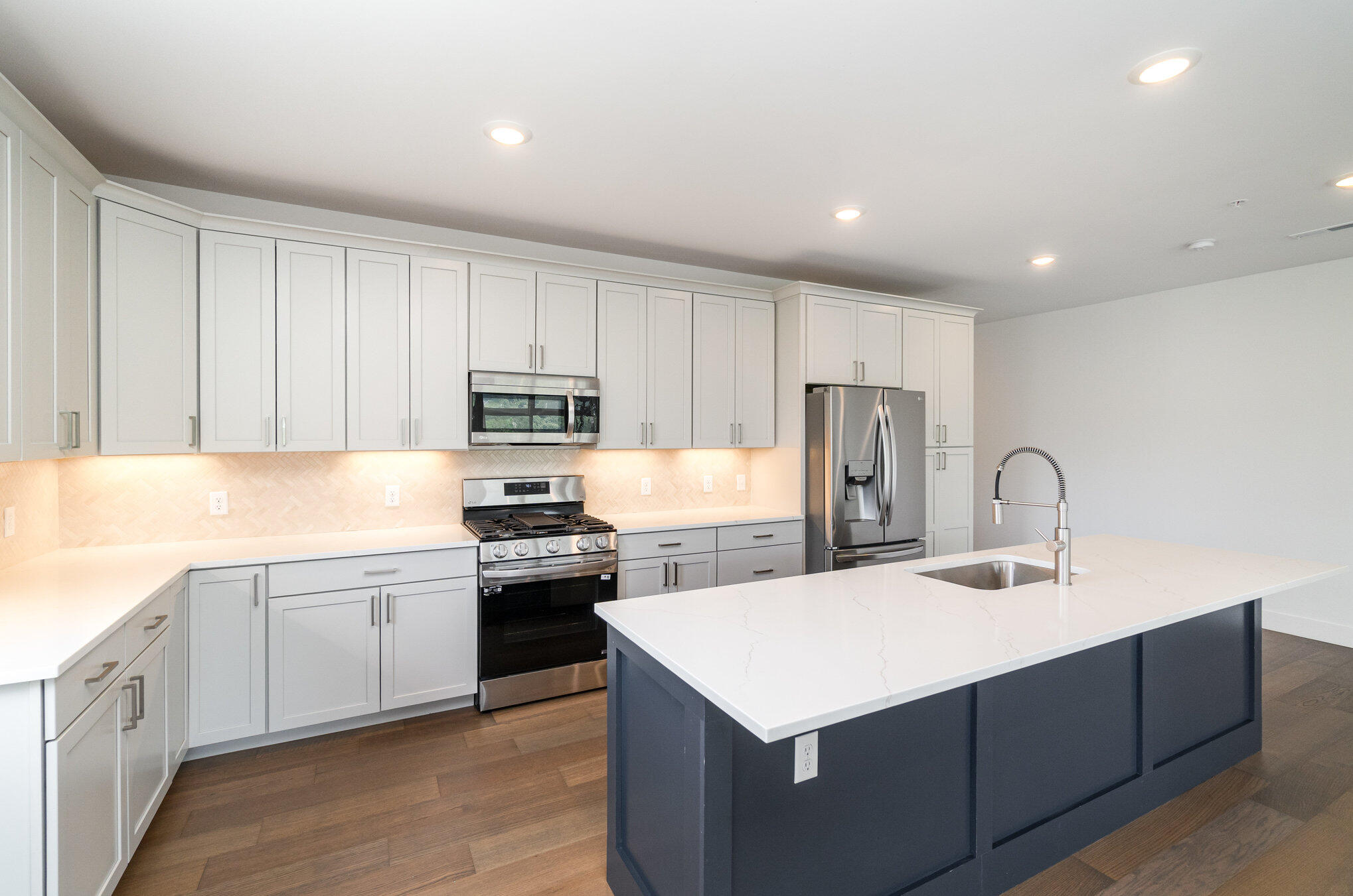 617 Manhattan Boulevard, 204 Property Photo 9
