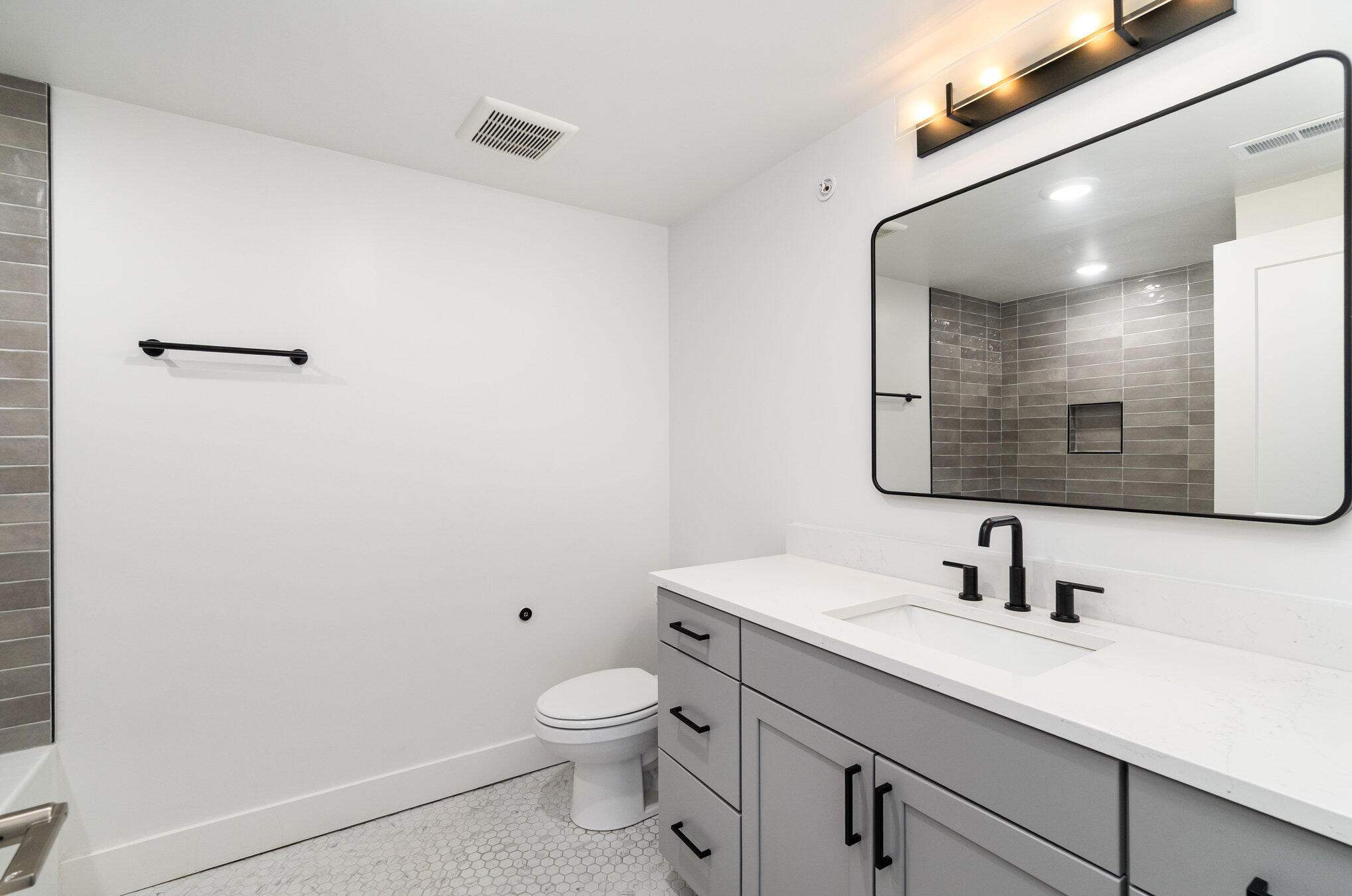 617 Manhattan Boulevard, 204 Property Photo 15