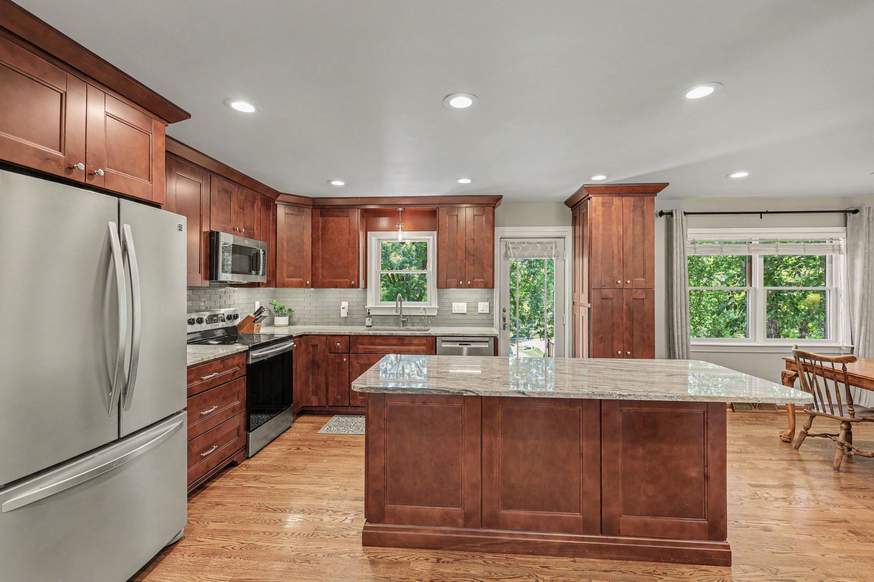 1868 Mount Vernon Drive Property Photo 4