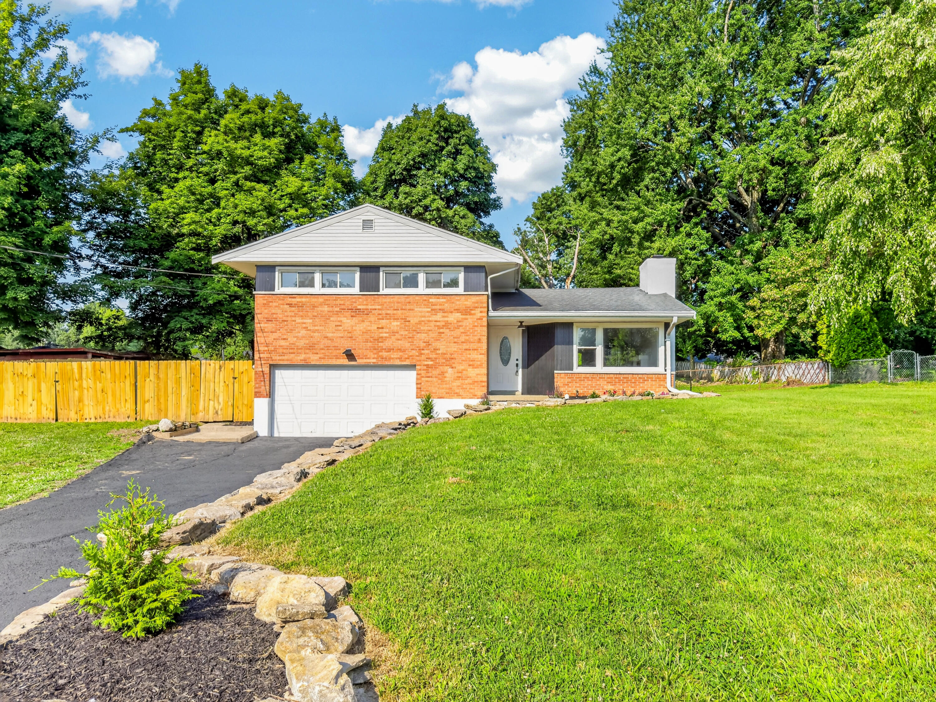 18 Lacresta Drive Property Photo 1