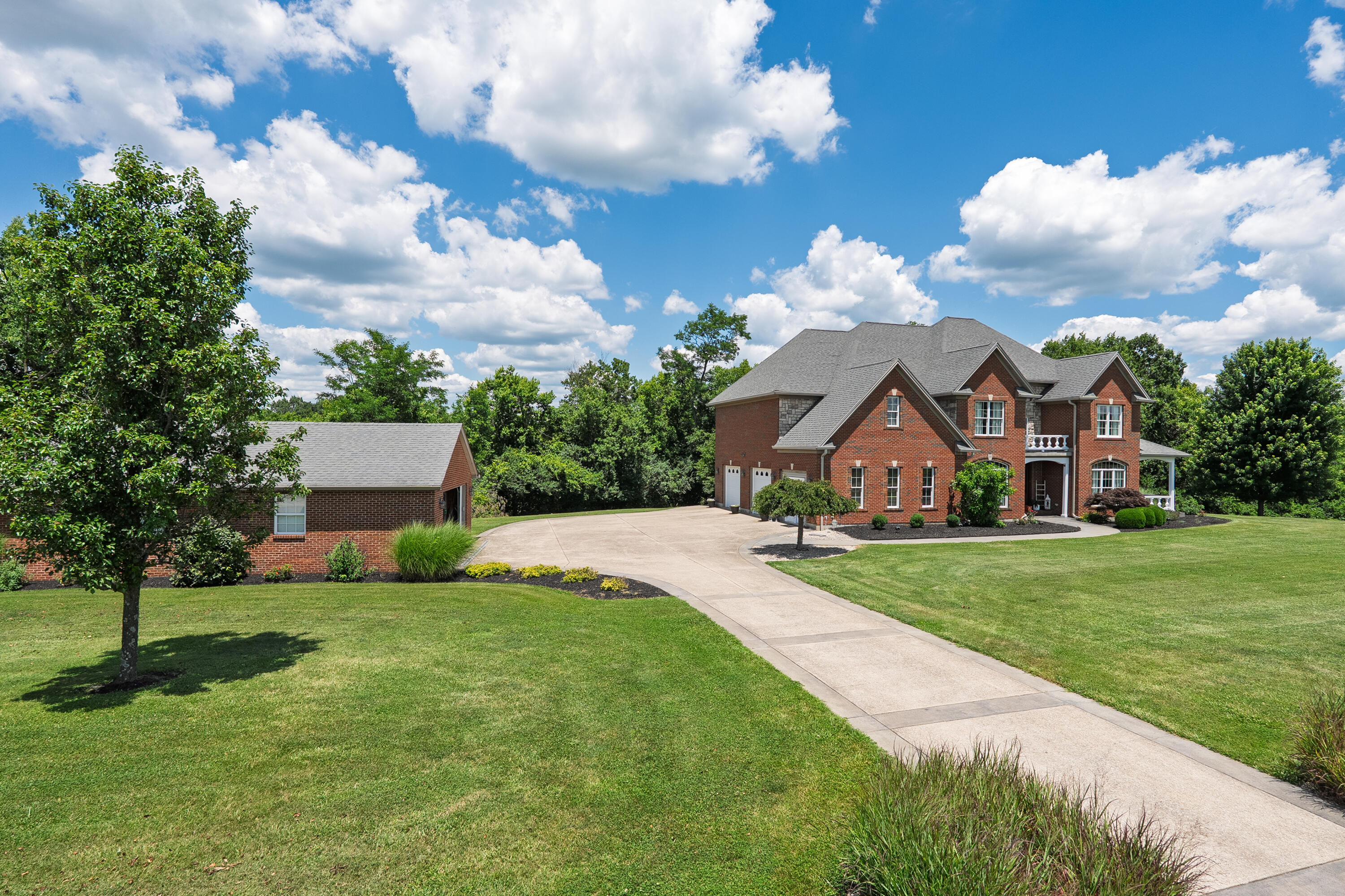 102 Harbour Pointe Drive Property Photo 1
