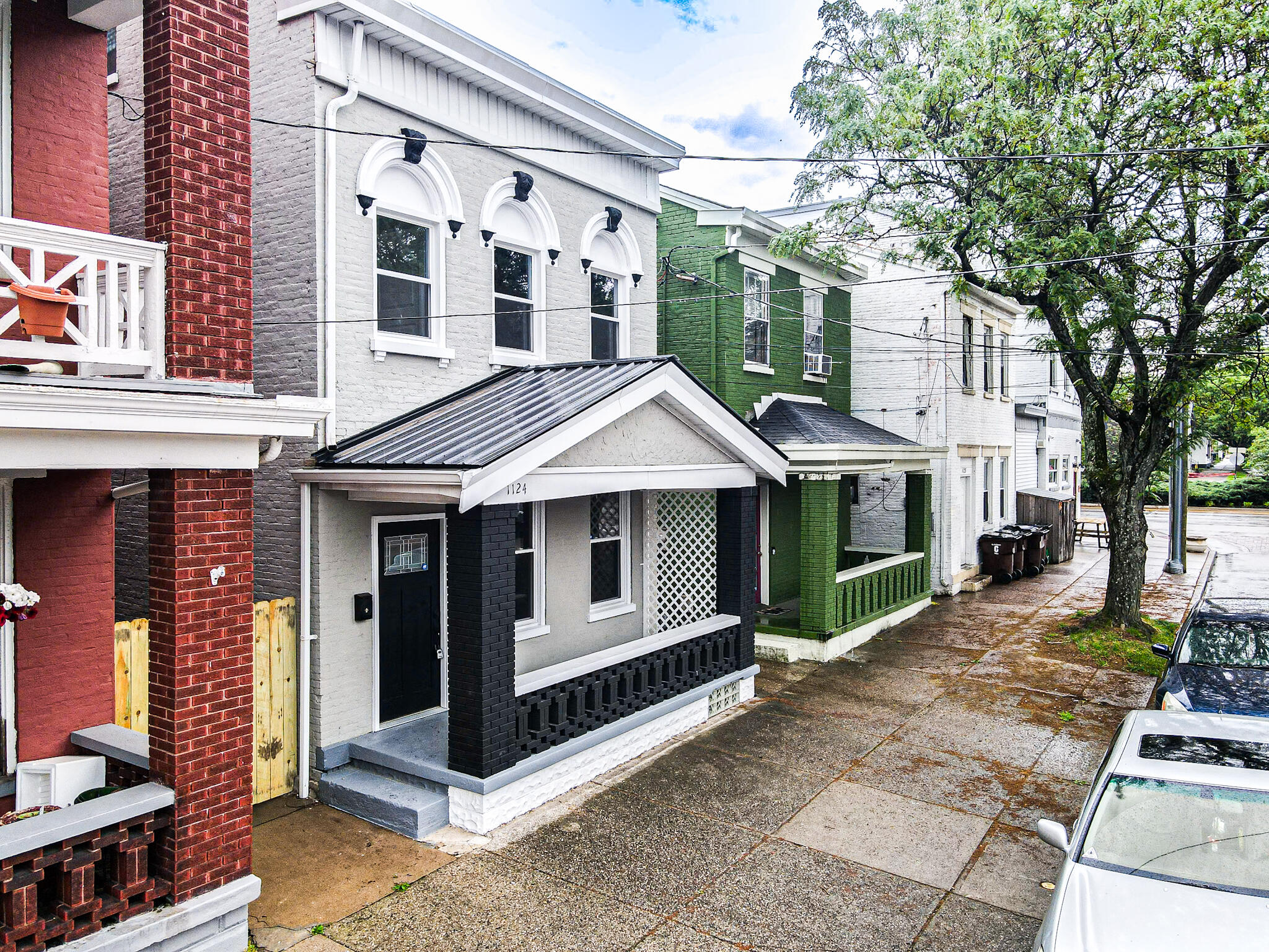 1124 Lee Street Property Photo 4