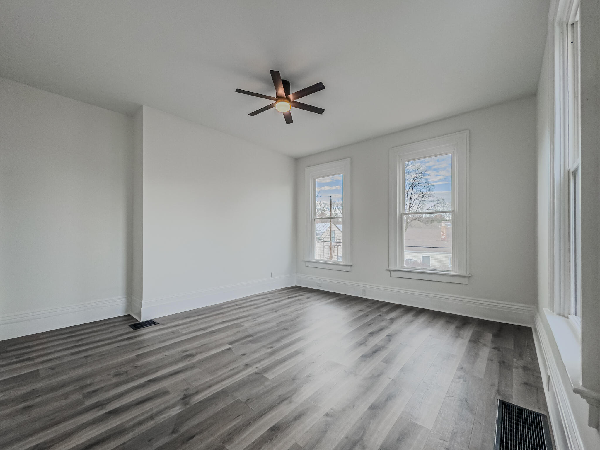 1035 John Street Property Photo 6