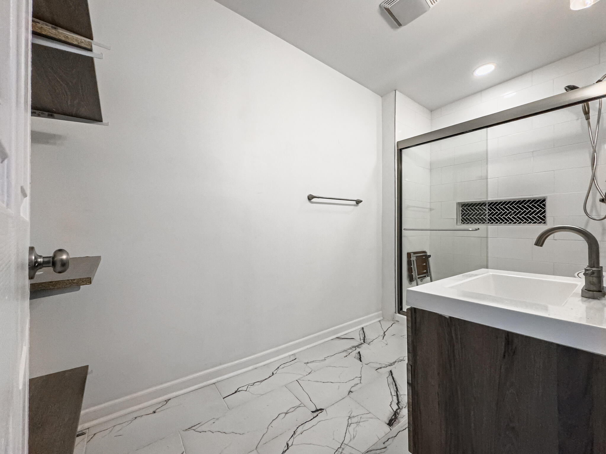 1035 John Street Property Photo 8