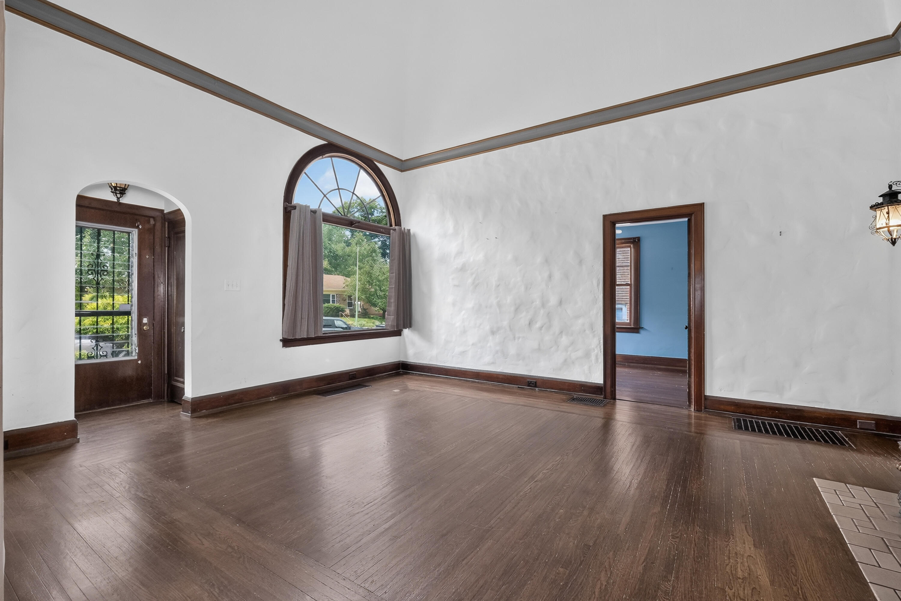 217 E 26th Street Property Photo 4