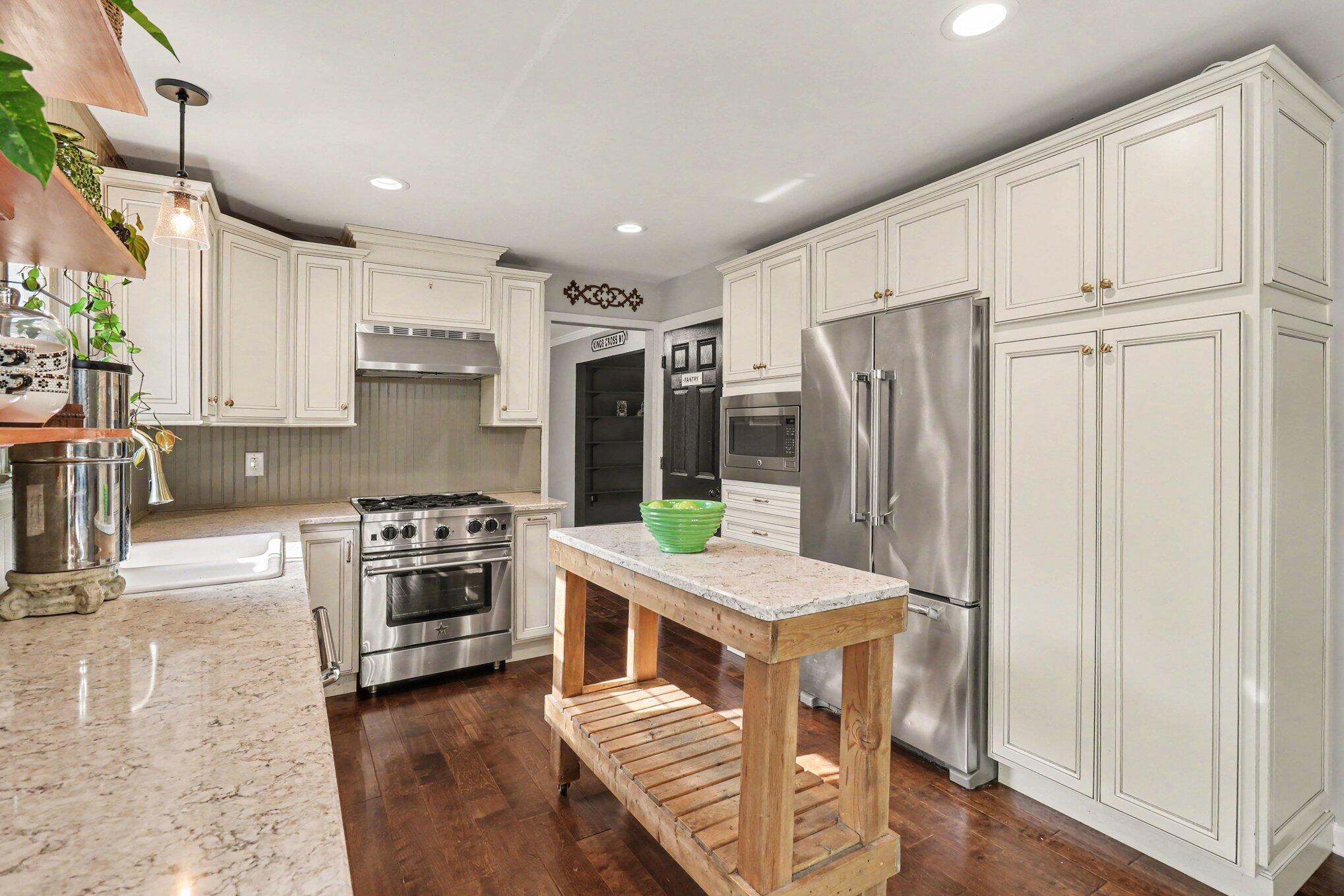 705 Oakridge Drive Property Photo 8