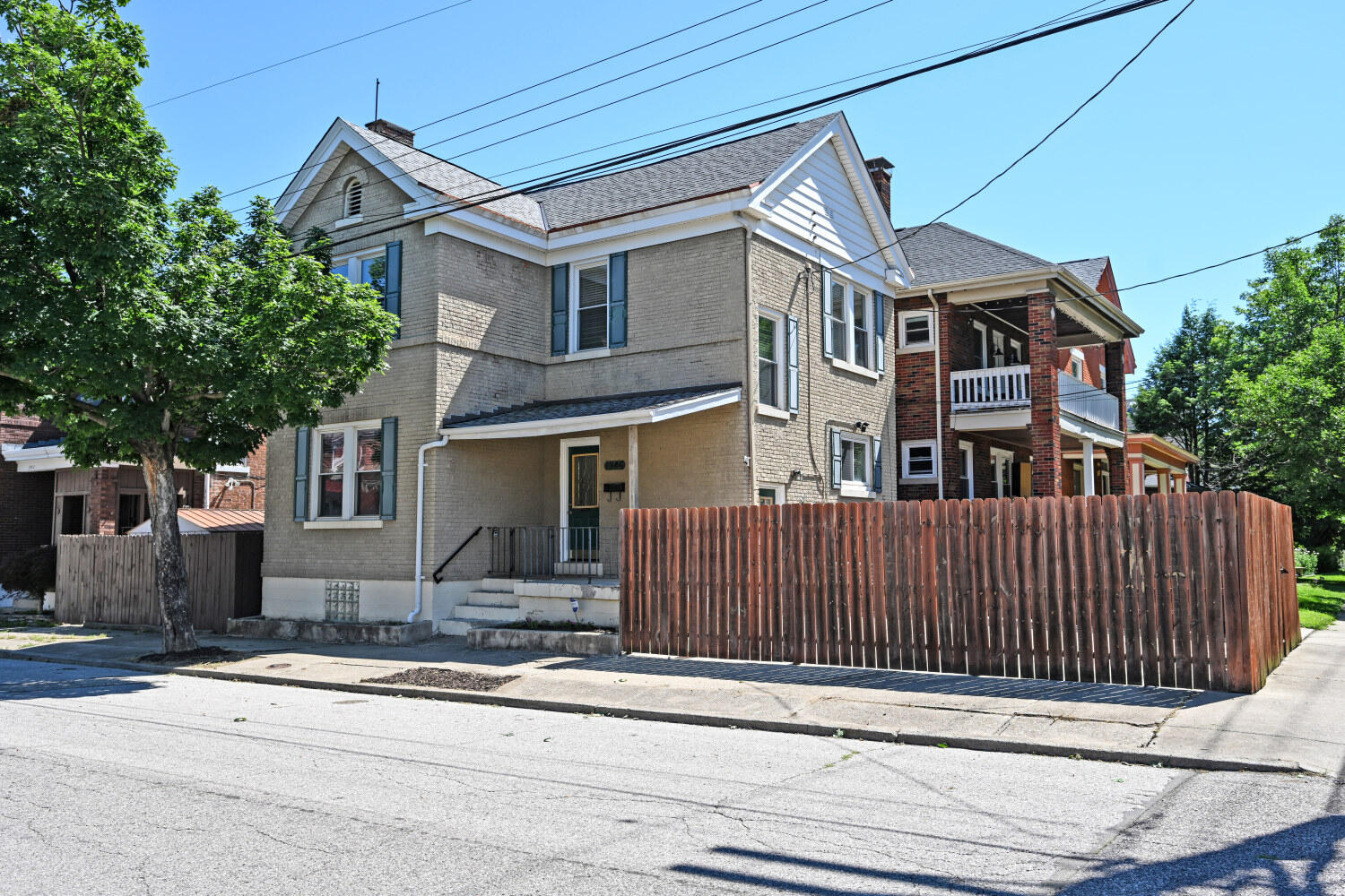 1946 Oakland Avenue Property Photo 1