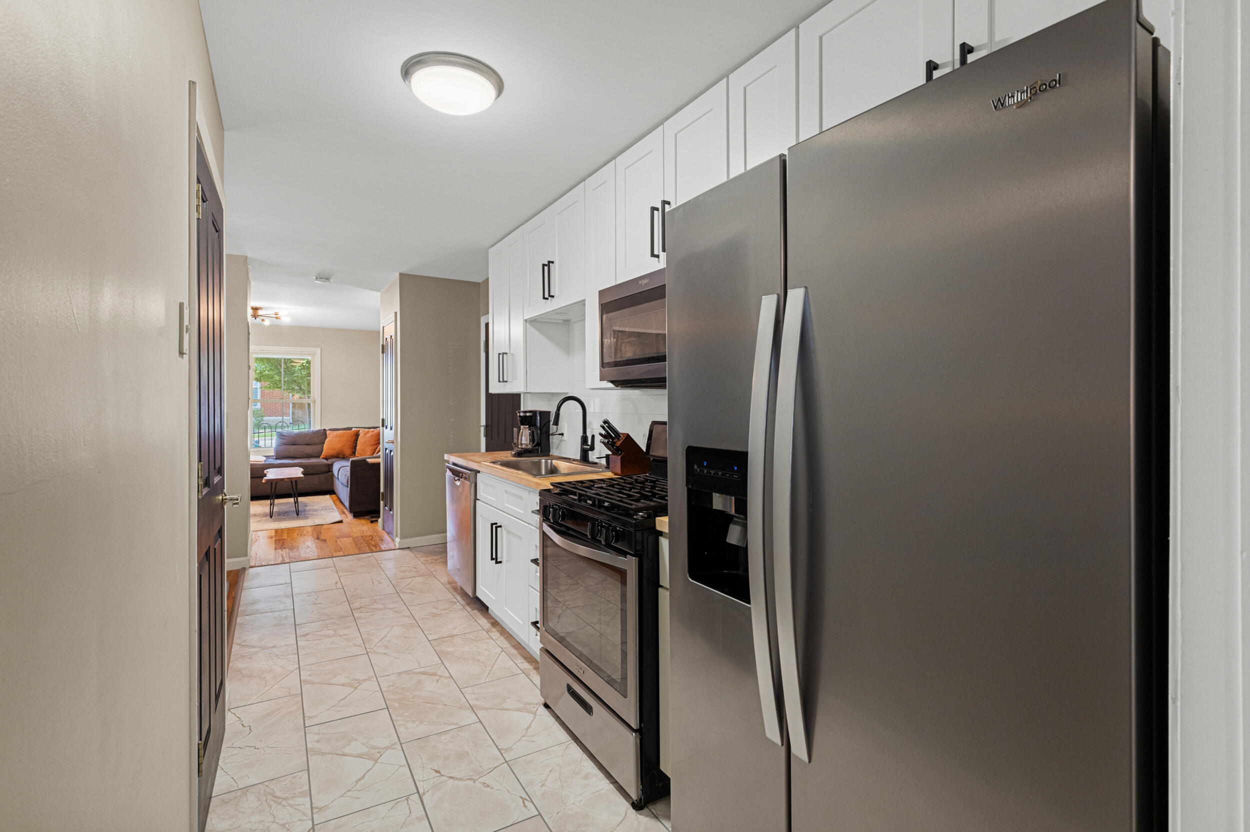 230 W 8th Street Property Photo 8