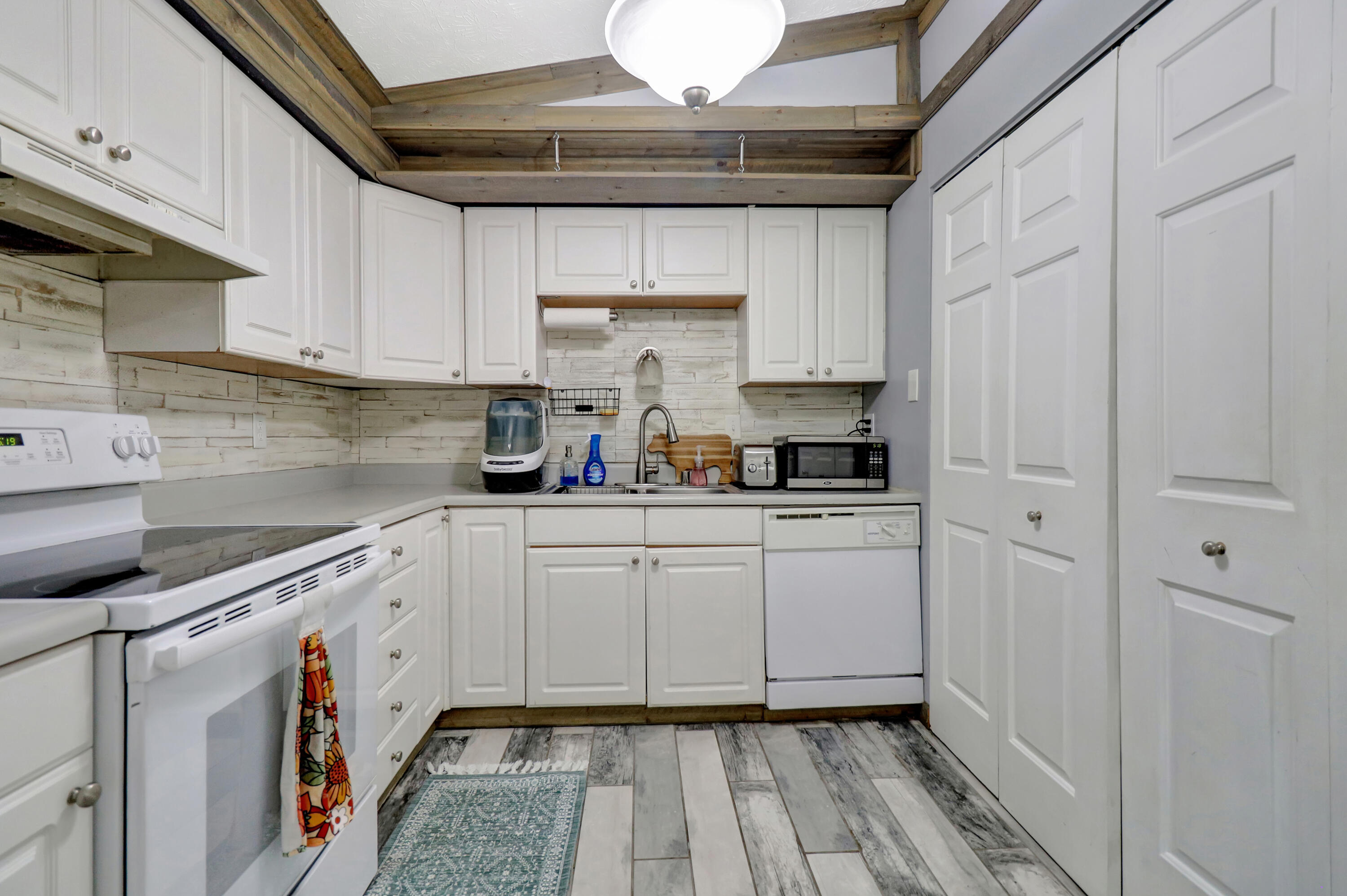 6367 Thistlewood Lane Property Photo 11