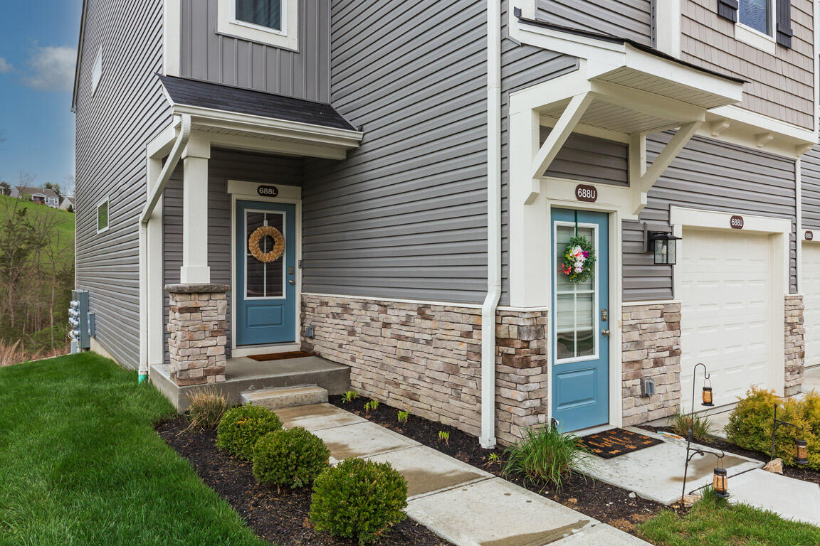 688 Streamside Drive, Lower Property Photo 2