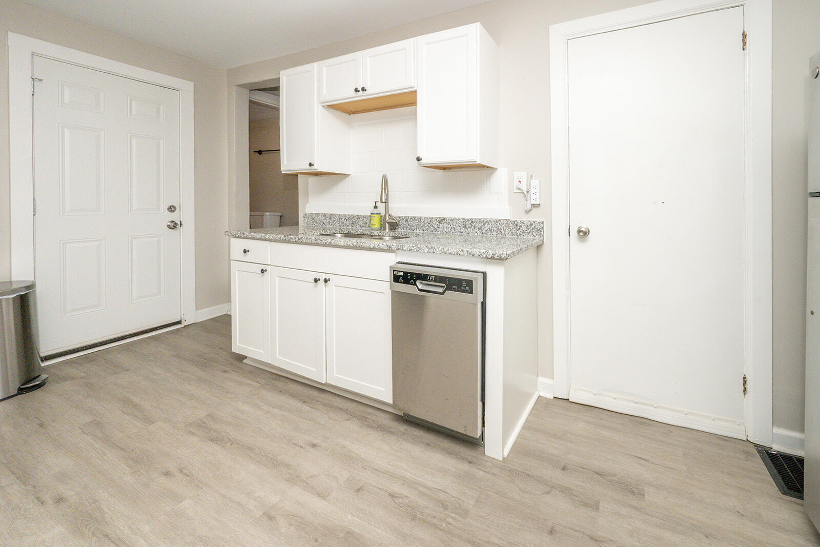 230 W 9th Street Property Photo 6