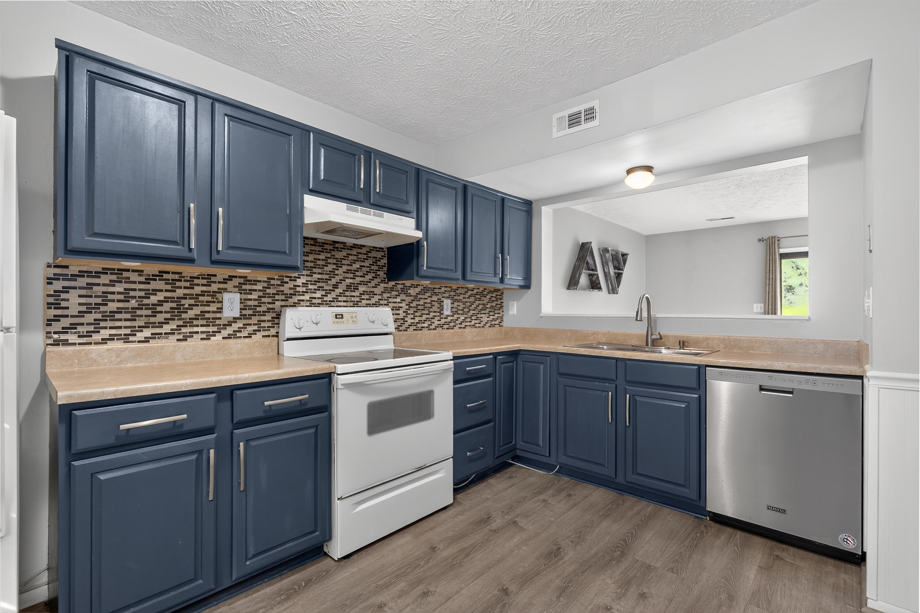 2426 Palmeadow Drive Property Photo 8