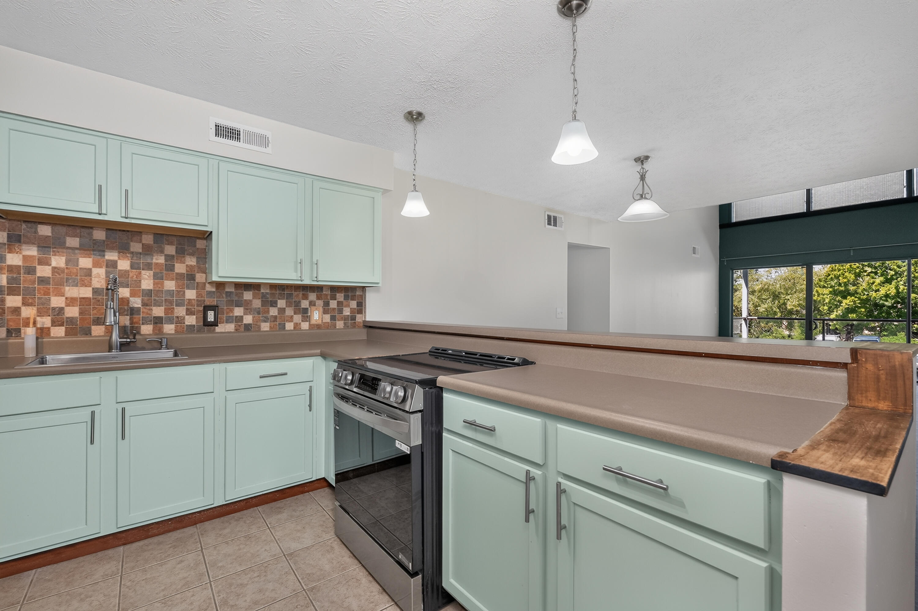 105 Winding Way, C Property Photo 7