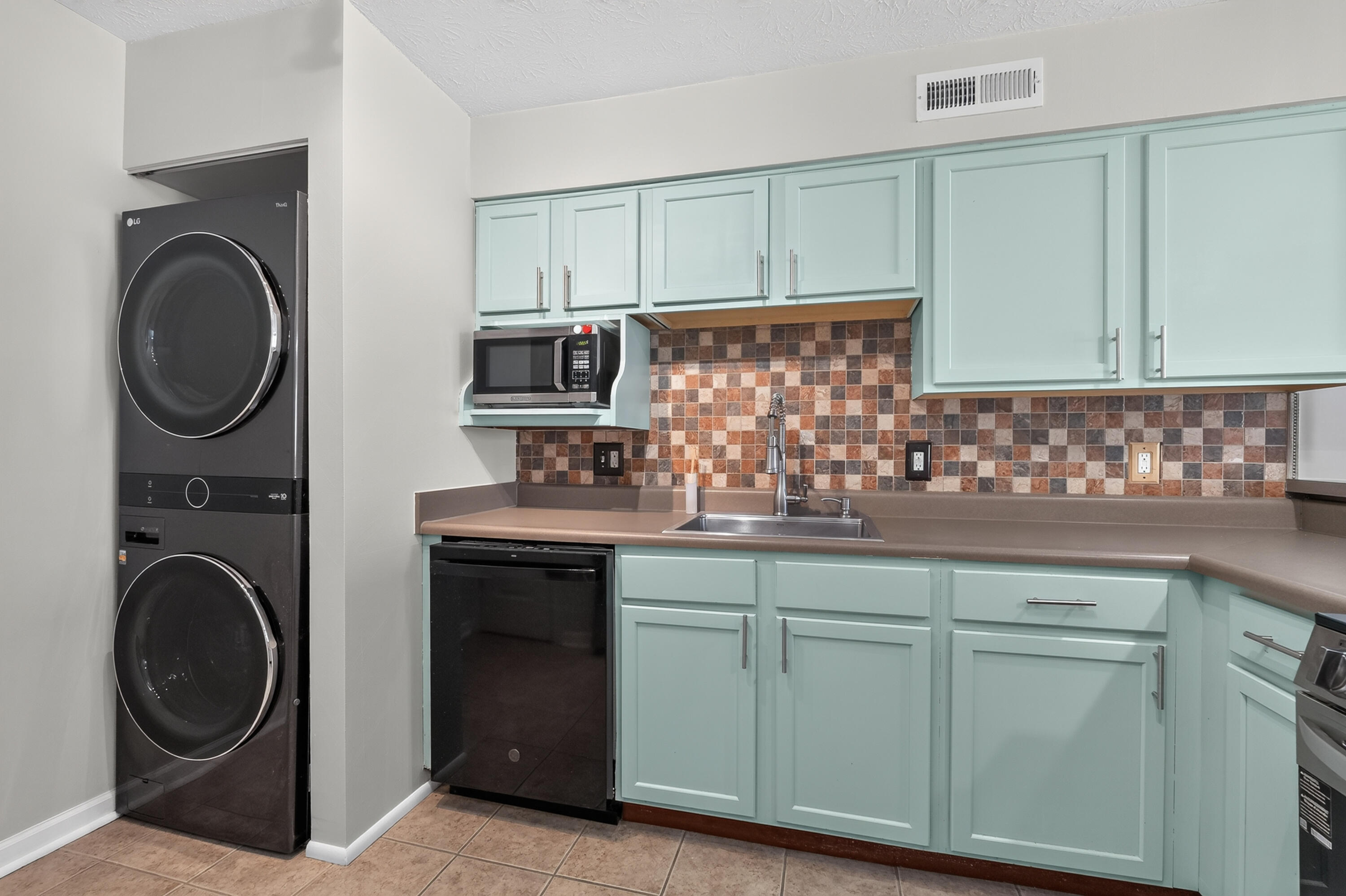 105 Winding Way, C Property Photo 8