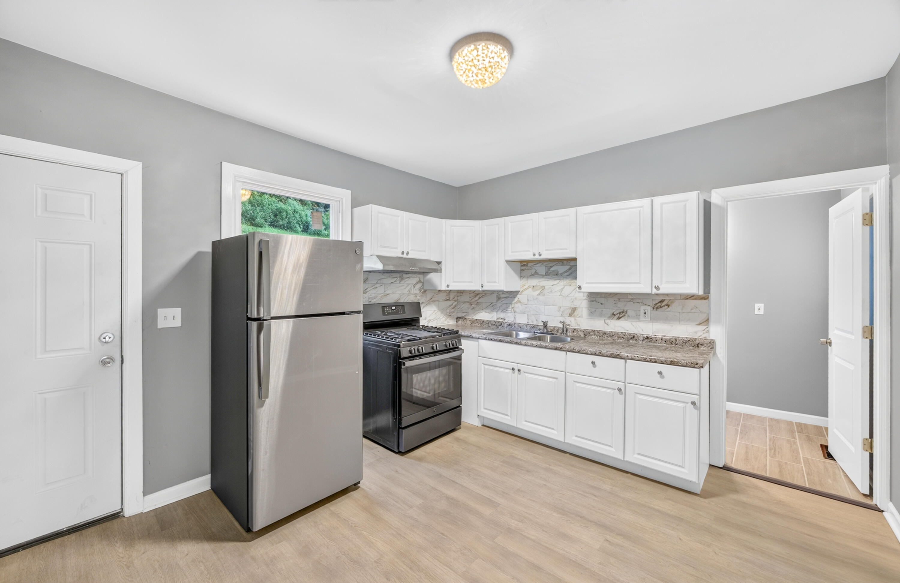 1207 John Street Property Photo 16