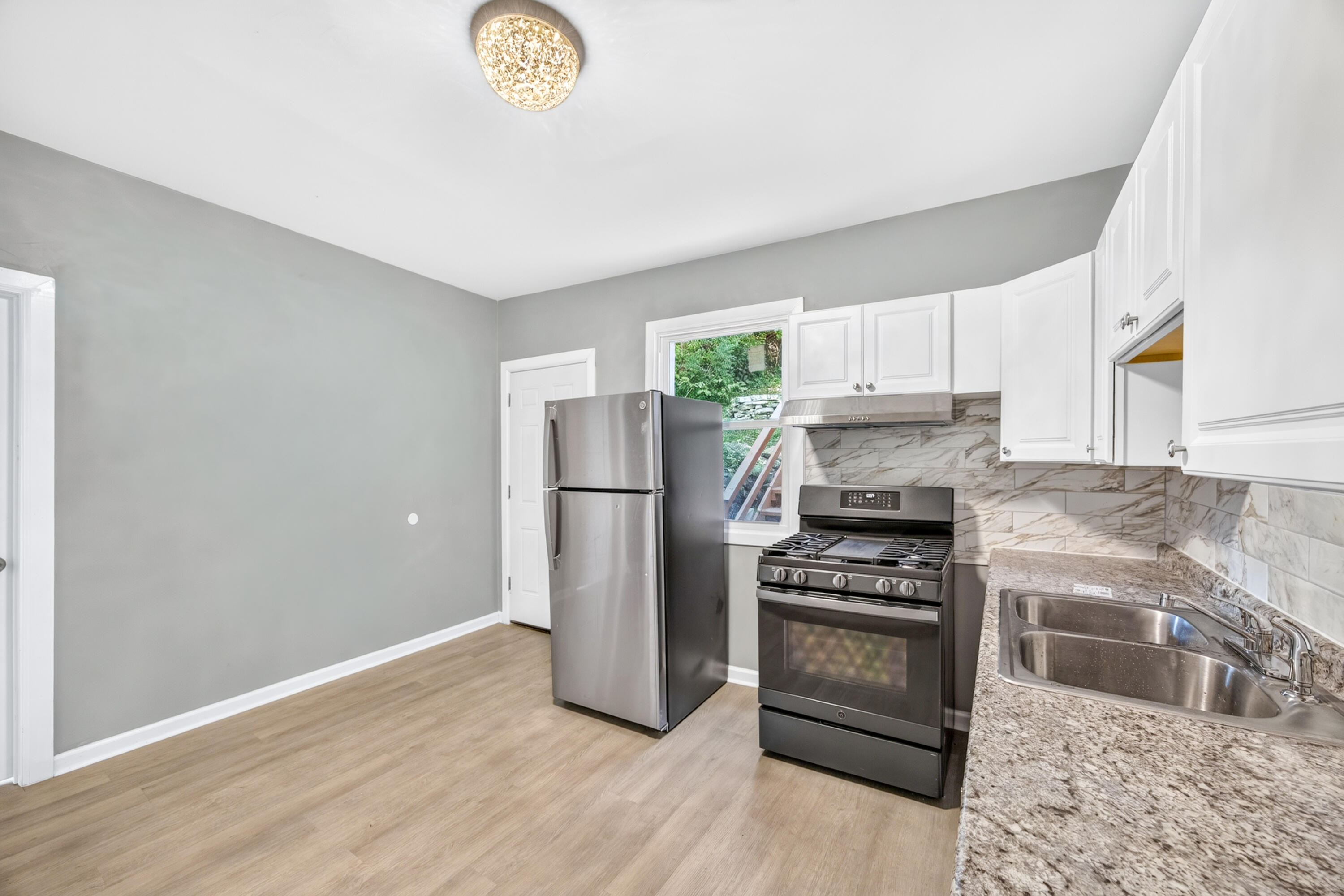 1207 John Street Property Photo 18