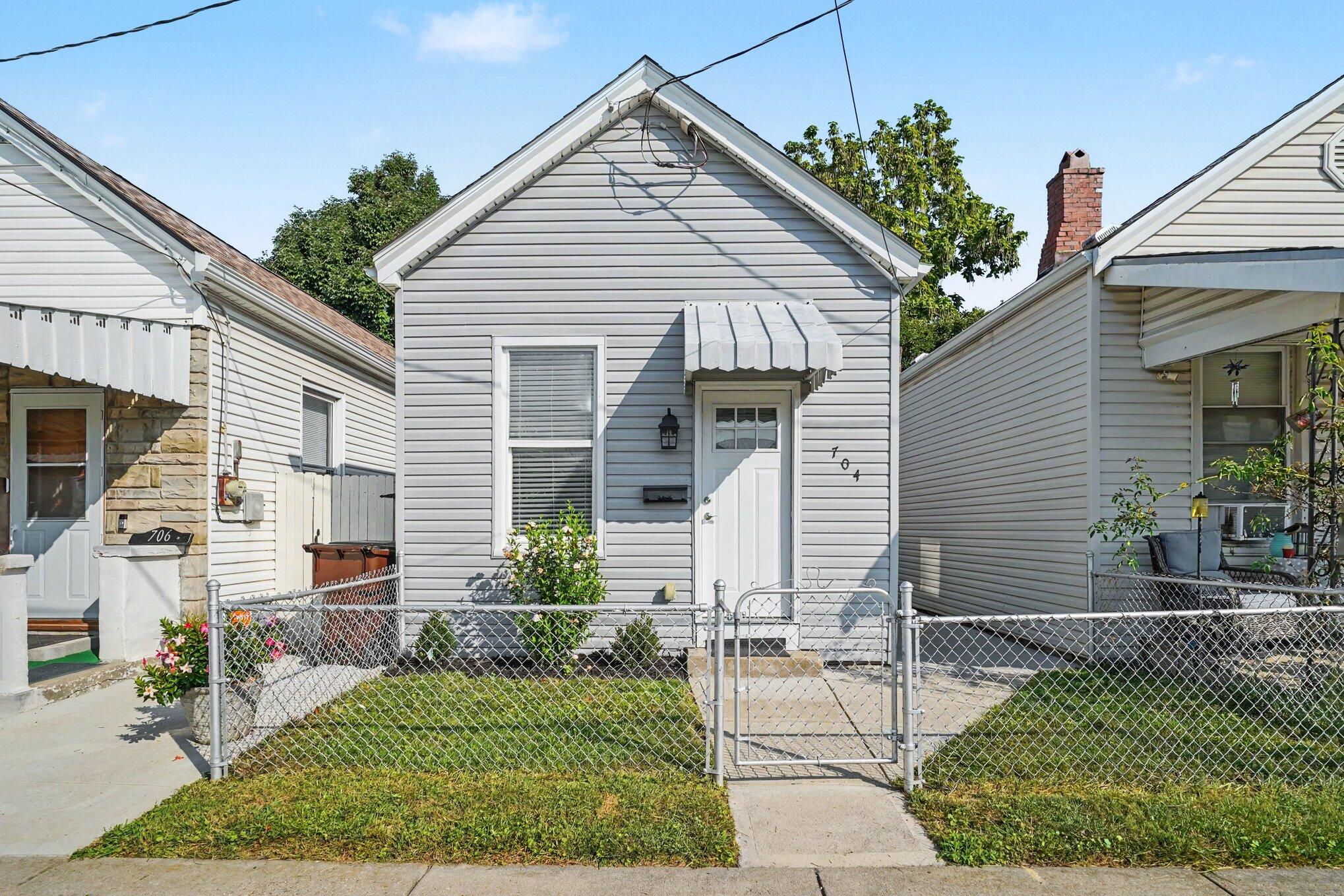 704 W 35th Street W Property Photo 1