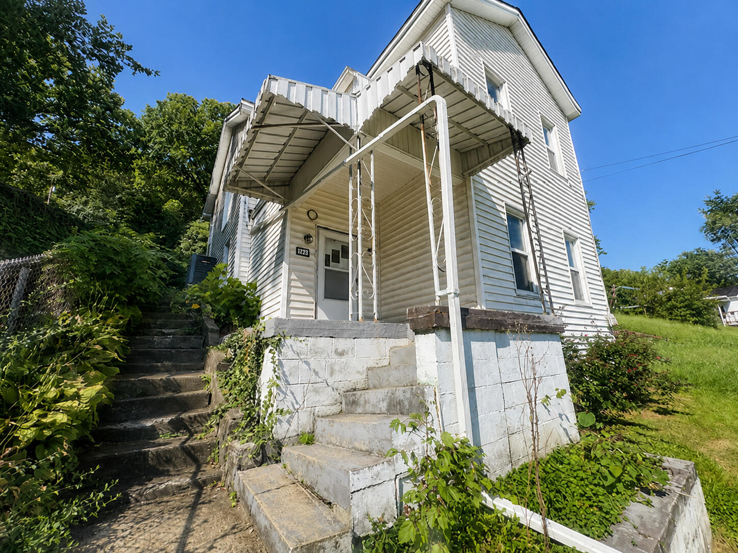 444 W 2nd Street Property Photo 4
