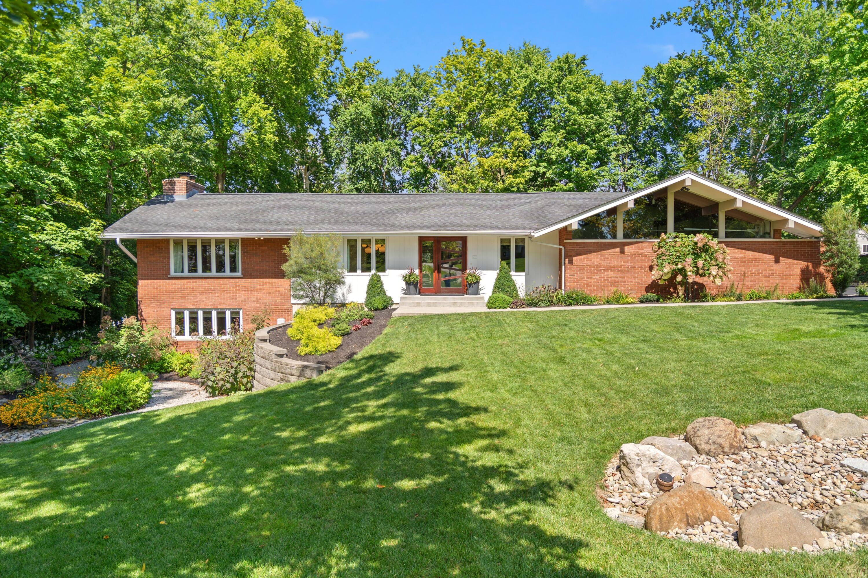 140 Rossmoyne Drive Property Photo 1